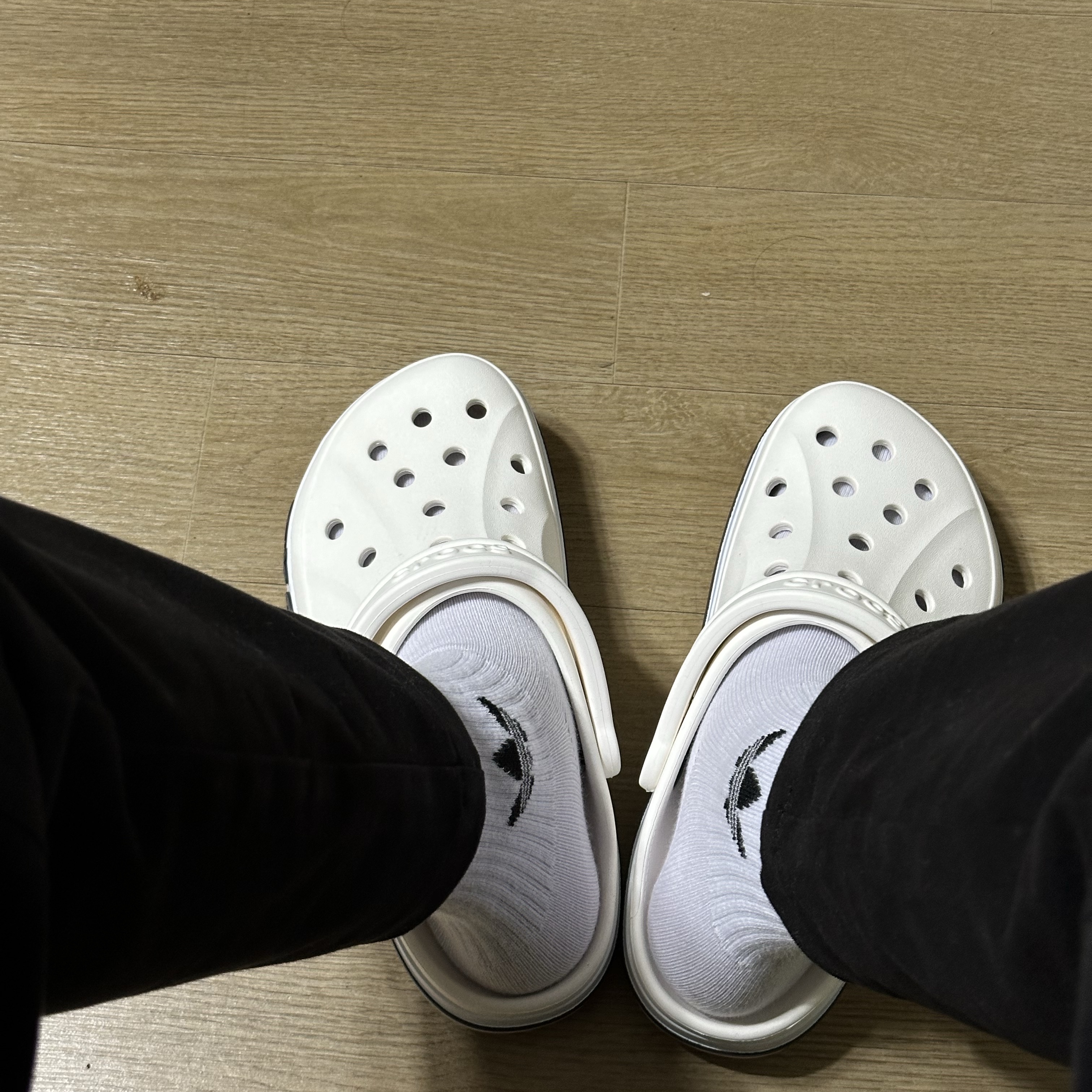 Crocs Bayaband Clog White Navy 착용 스타일
