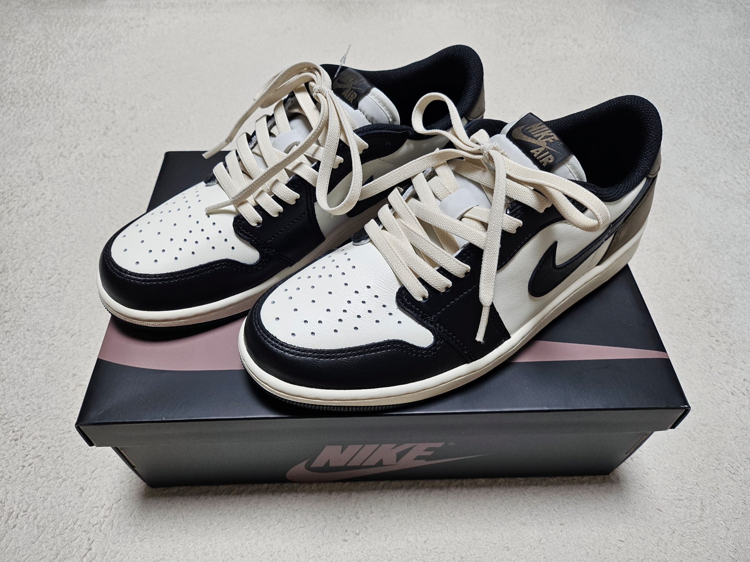 Jordan 1 Retro Low OG Mocha 착용 스타일 - 1