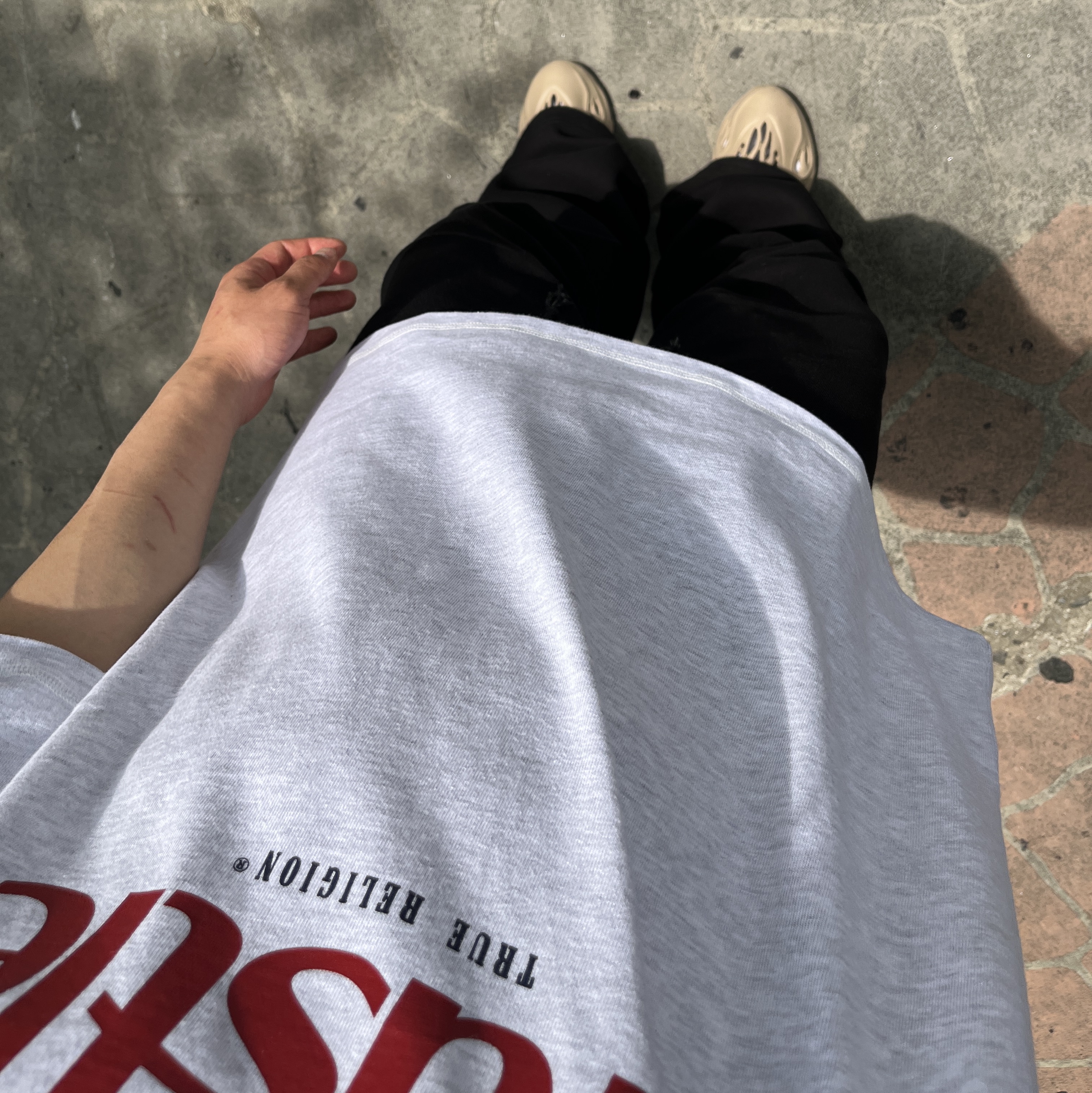 True Religion Hustle T-Shirt Melange Grey, Adidas Yeezy Foam RNNR Mist 착용 스타일 - 1