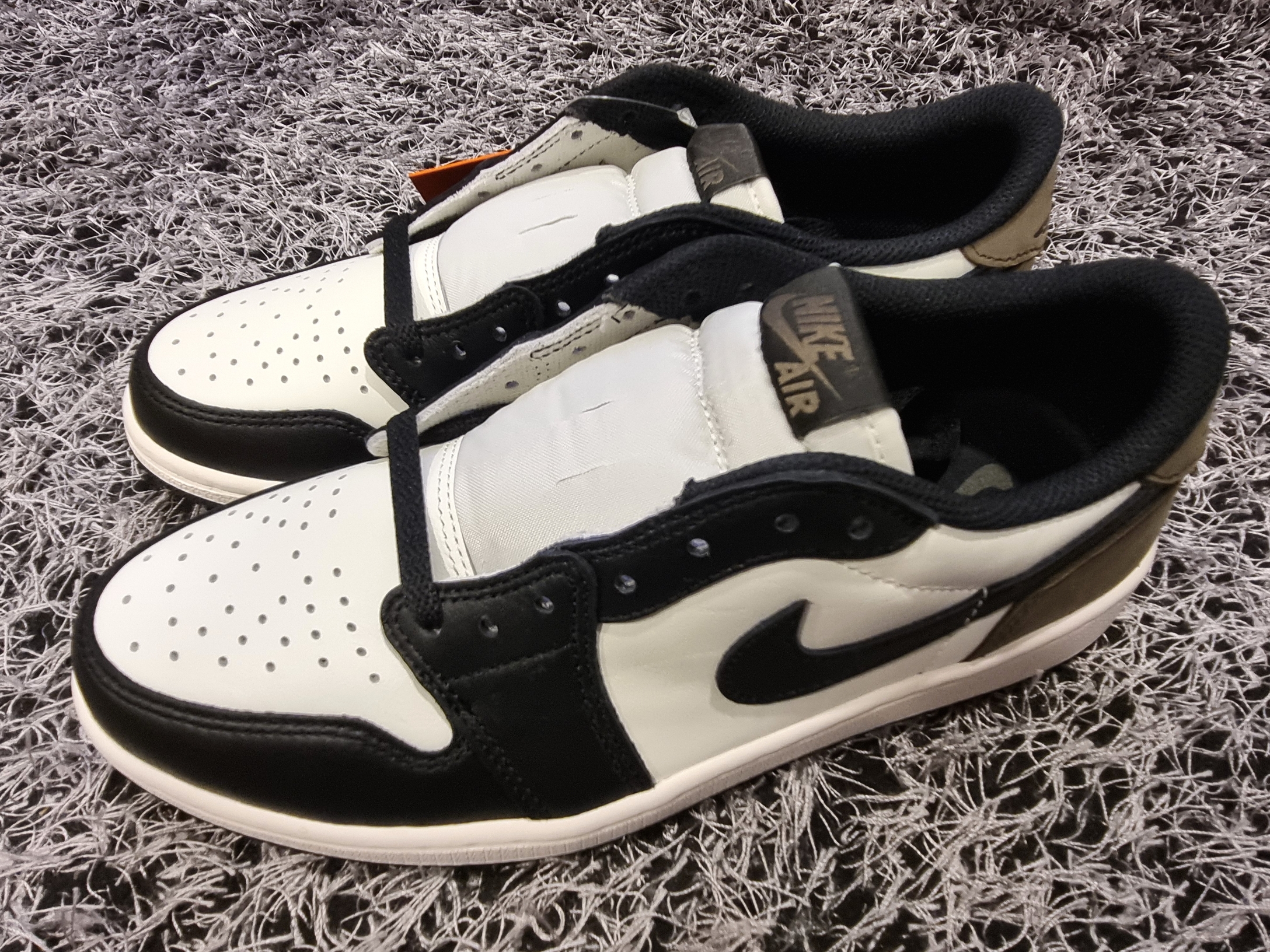 Jordan 1 Retro Low OG Mocha 착용 스타일 - 1