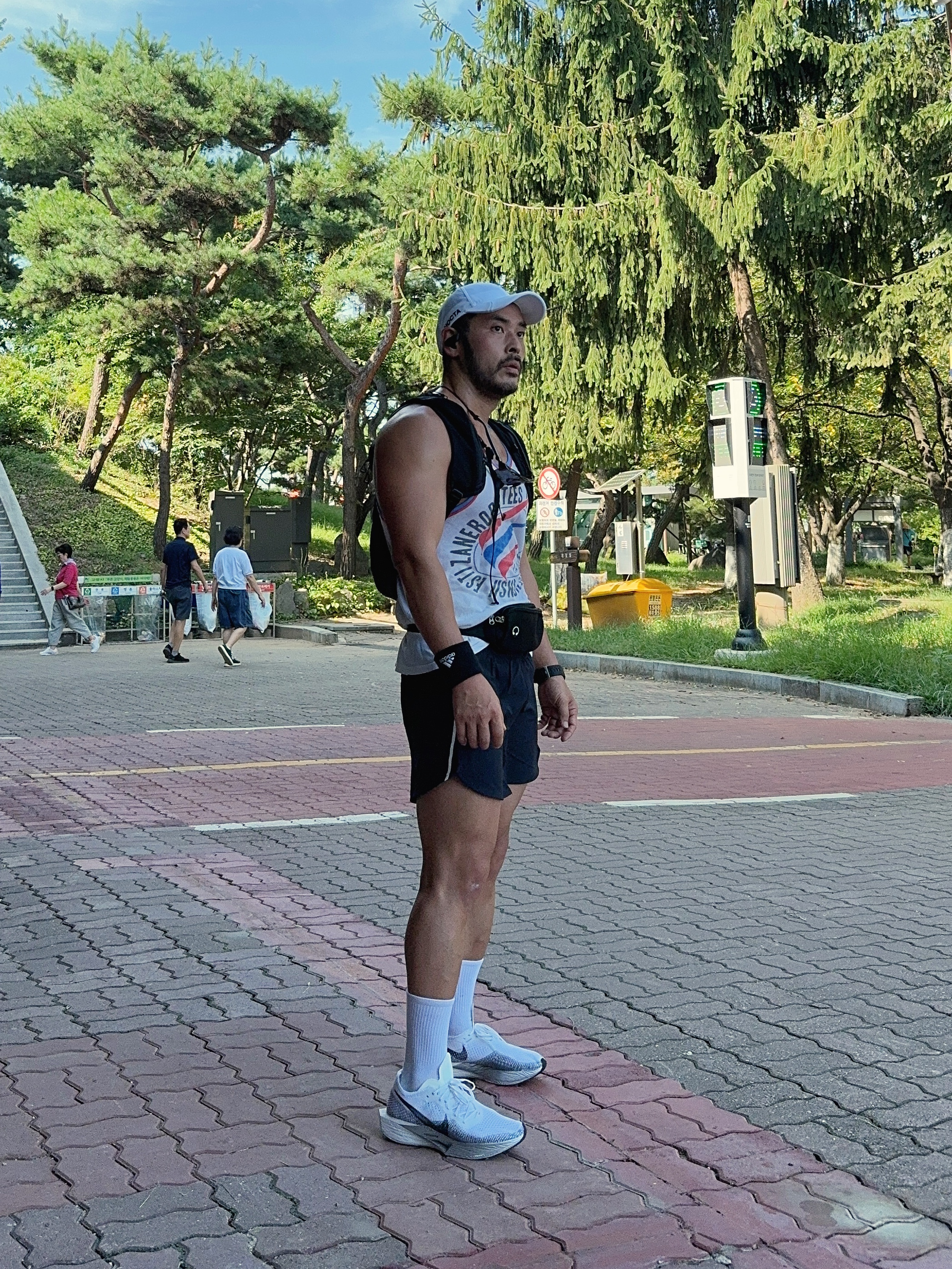 Nike ZoomX Vaporfly Next% 3 White Grey, Nike x Drake Nocta Cardinal Stock Essential Cap White 착용 스타일 - 1