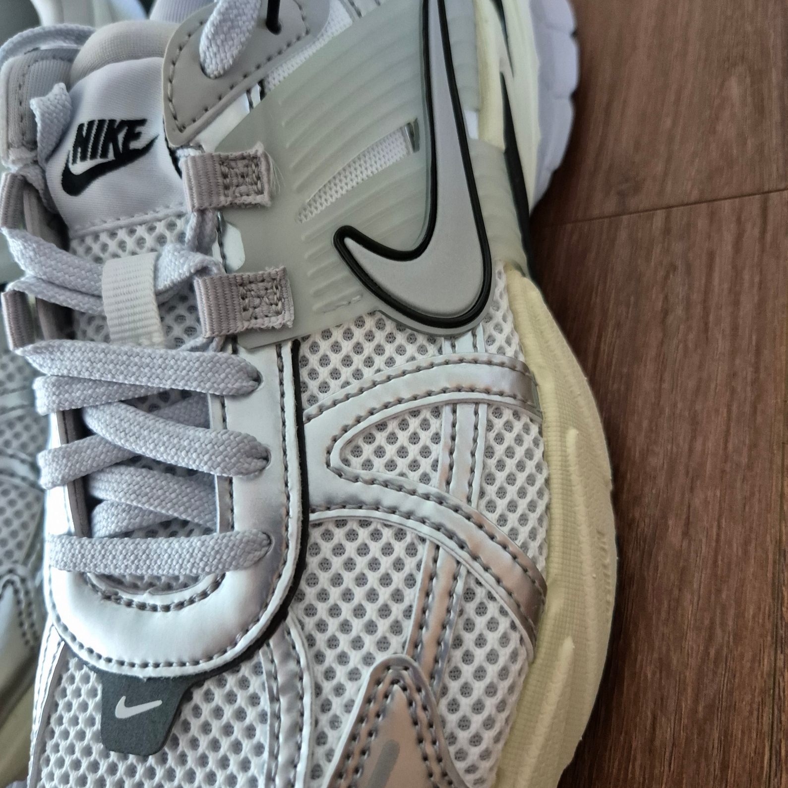 Nike V2K Run Summit White Metallic Silver 착용 스타일 - 4