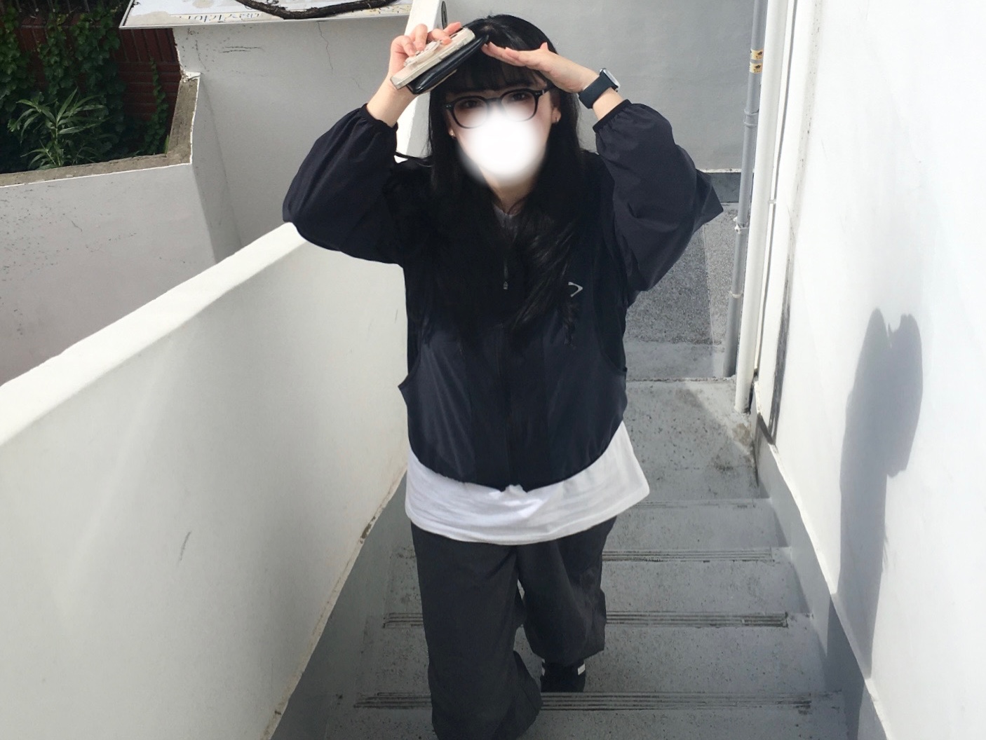 (W) Mischief SS Color Blocked Windbreaker Black, Adidas Superstar Core Black White 착용 스타일 - 2