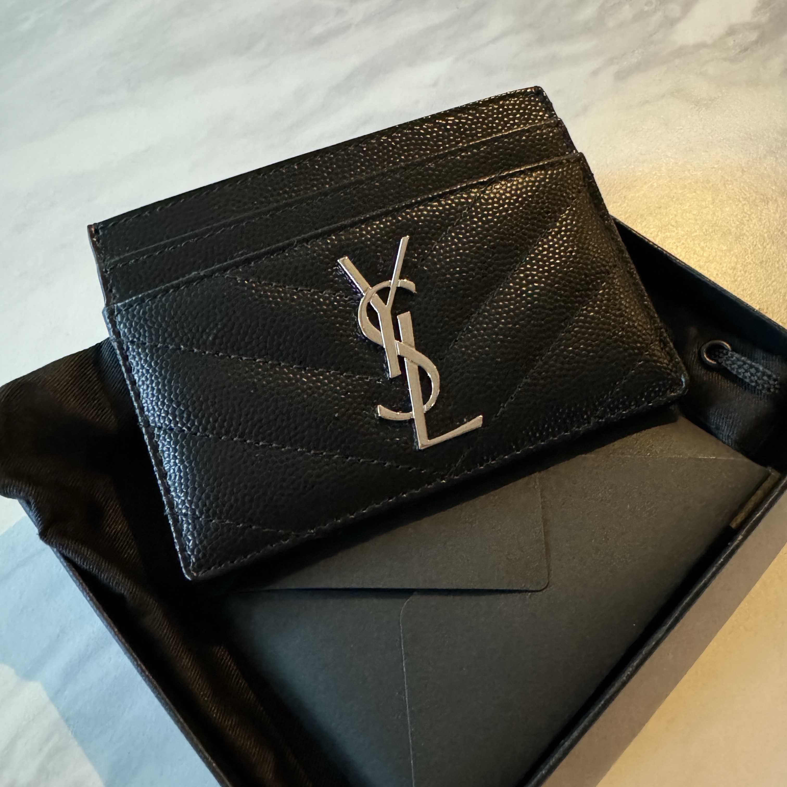 Saint Laurent Cassandre Matelasse Card Case in Grain De Poudre Embossed Leather Black 착용 스타일