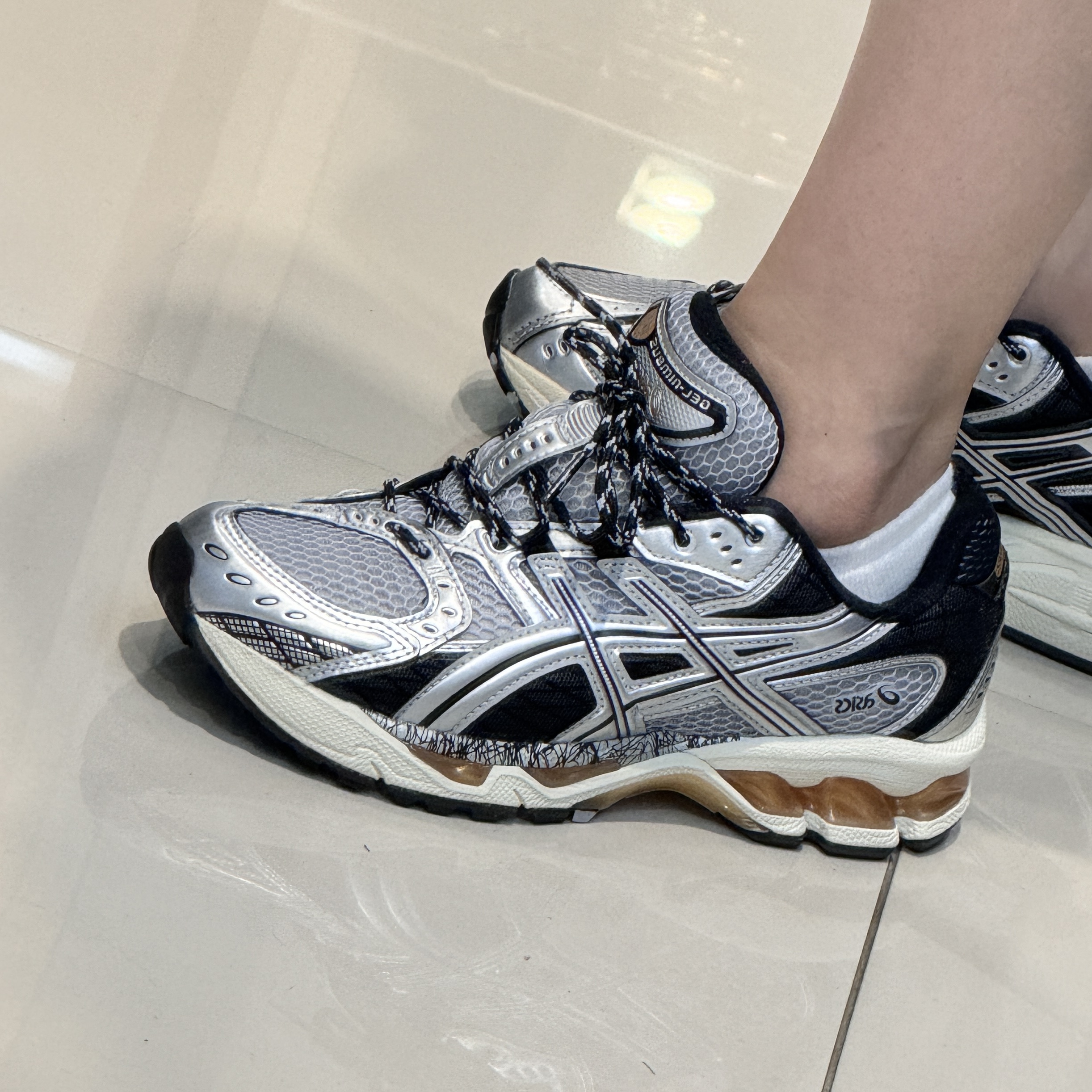 Asics Gel-Nimbus 10.1 Piedmont Grey Pure Silver 착용 스타일