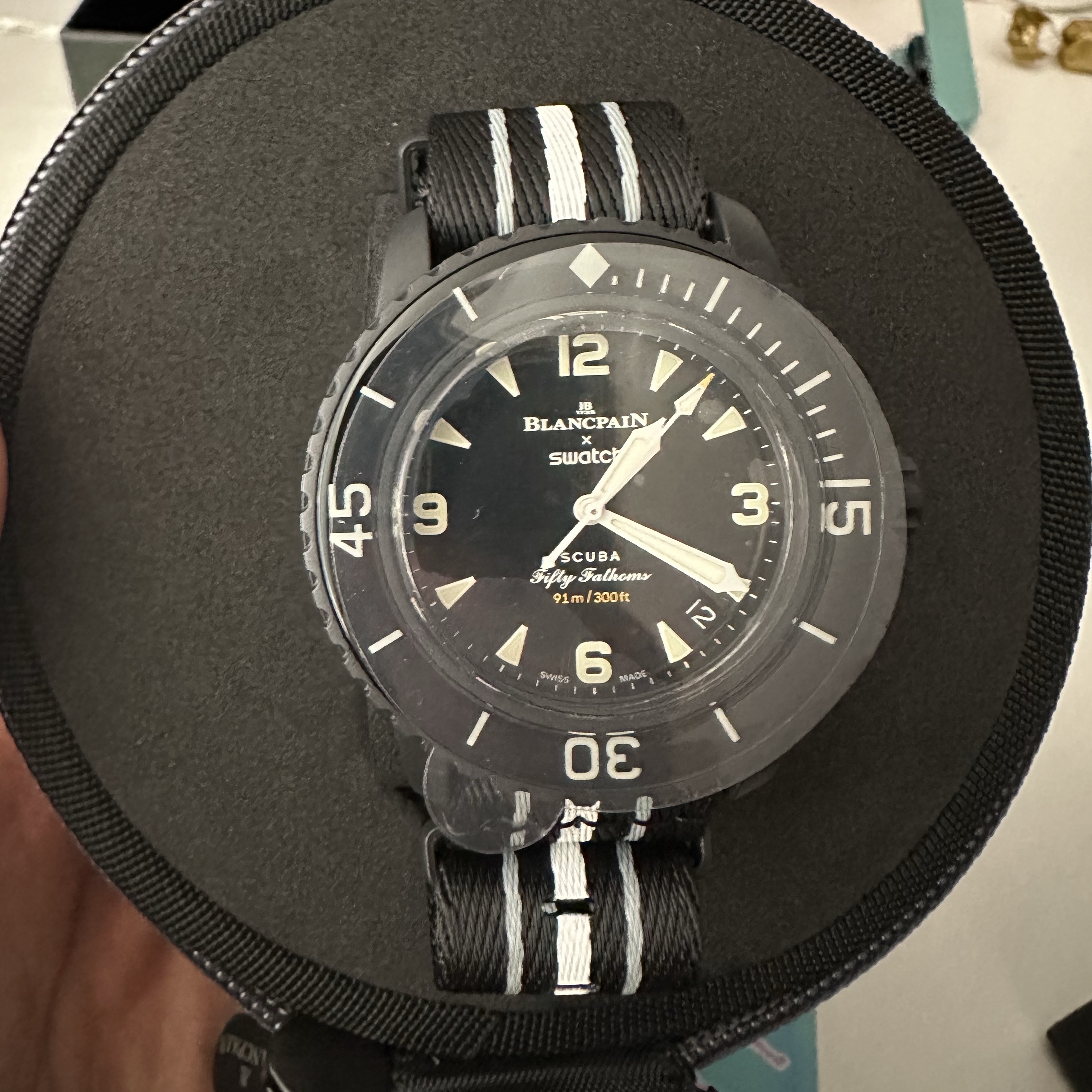 Swatch x Blancpain Bioceramic Ocean of Storms 착용 스타일 - 2