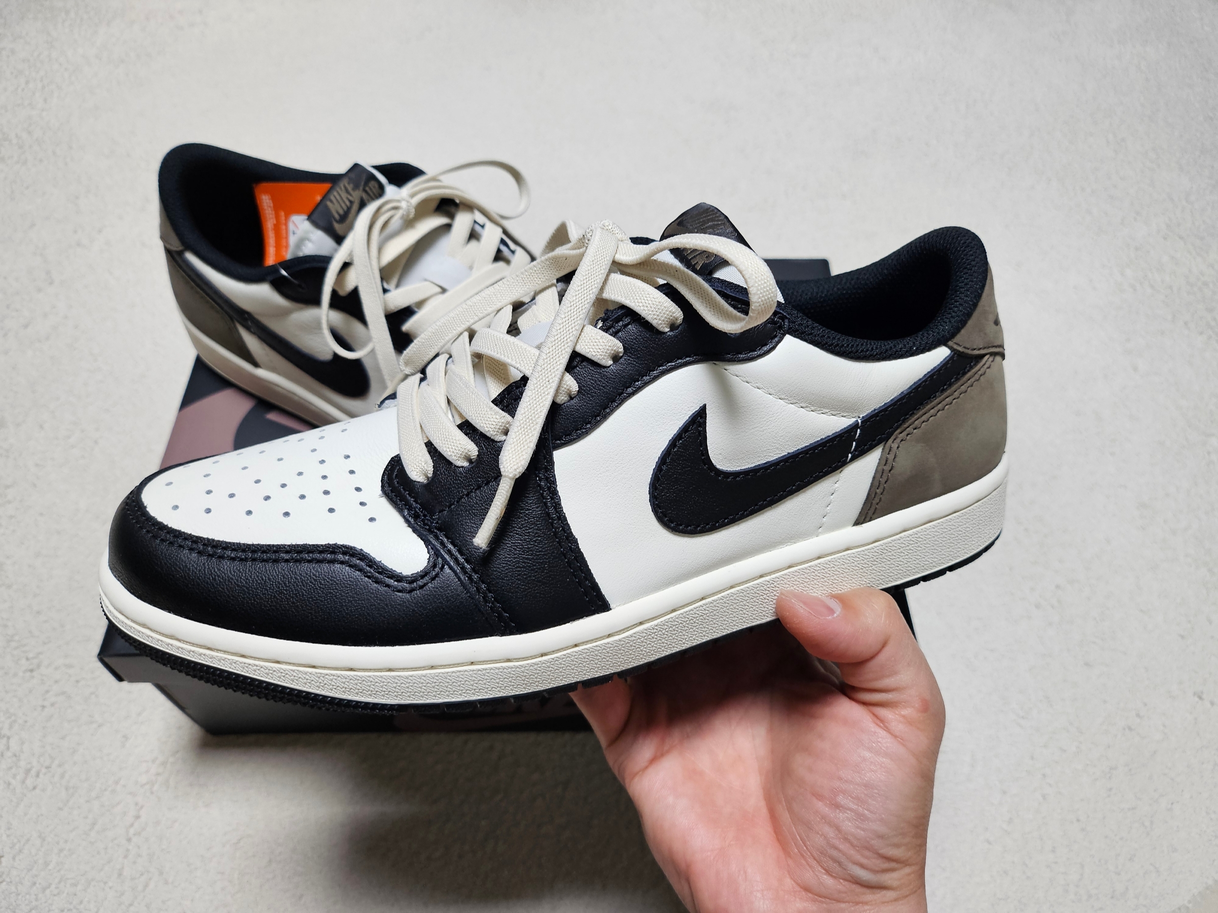 Jordan 1 Retro Low OG Mocha 착용 스타일 - 3