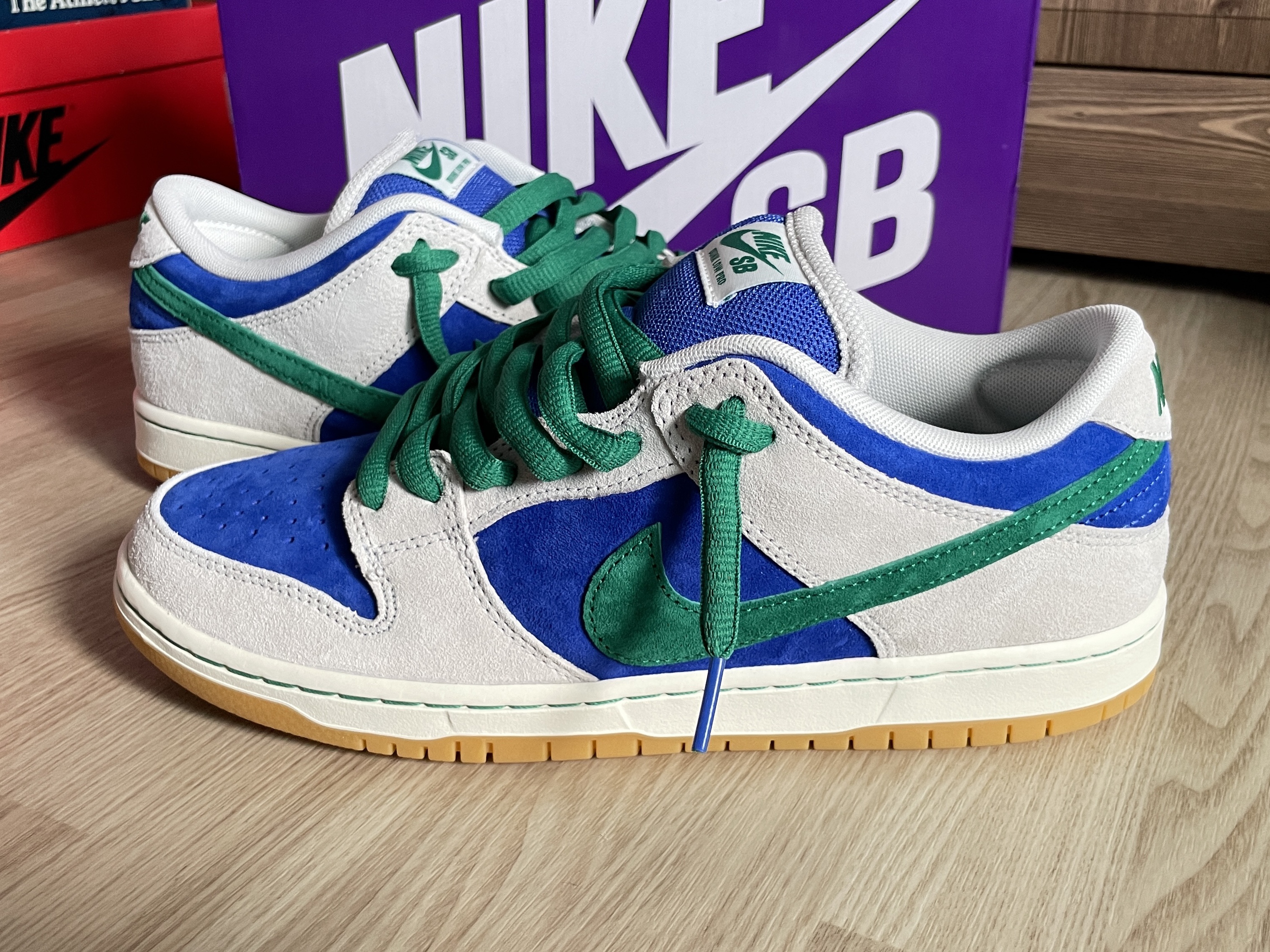 Nike SB Dunk Low Pro Phantom and Hyper Royal 착용 스타일 - 2