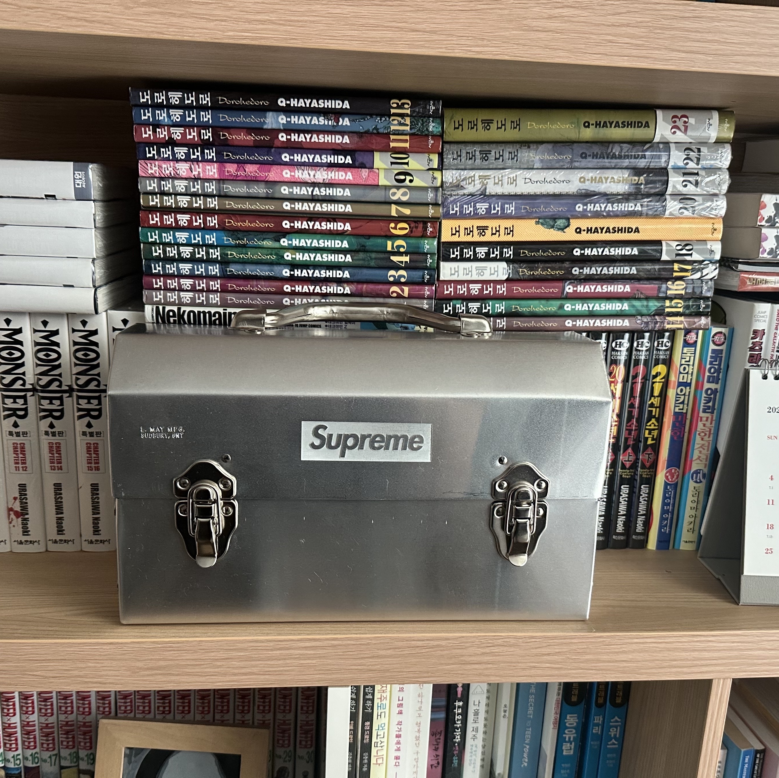 Supreme x L. May MFG Inc. Miner's Lunchbox Silver - 24FW 착용 스타일 - 2