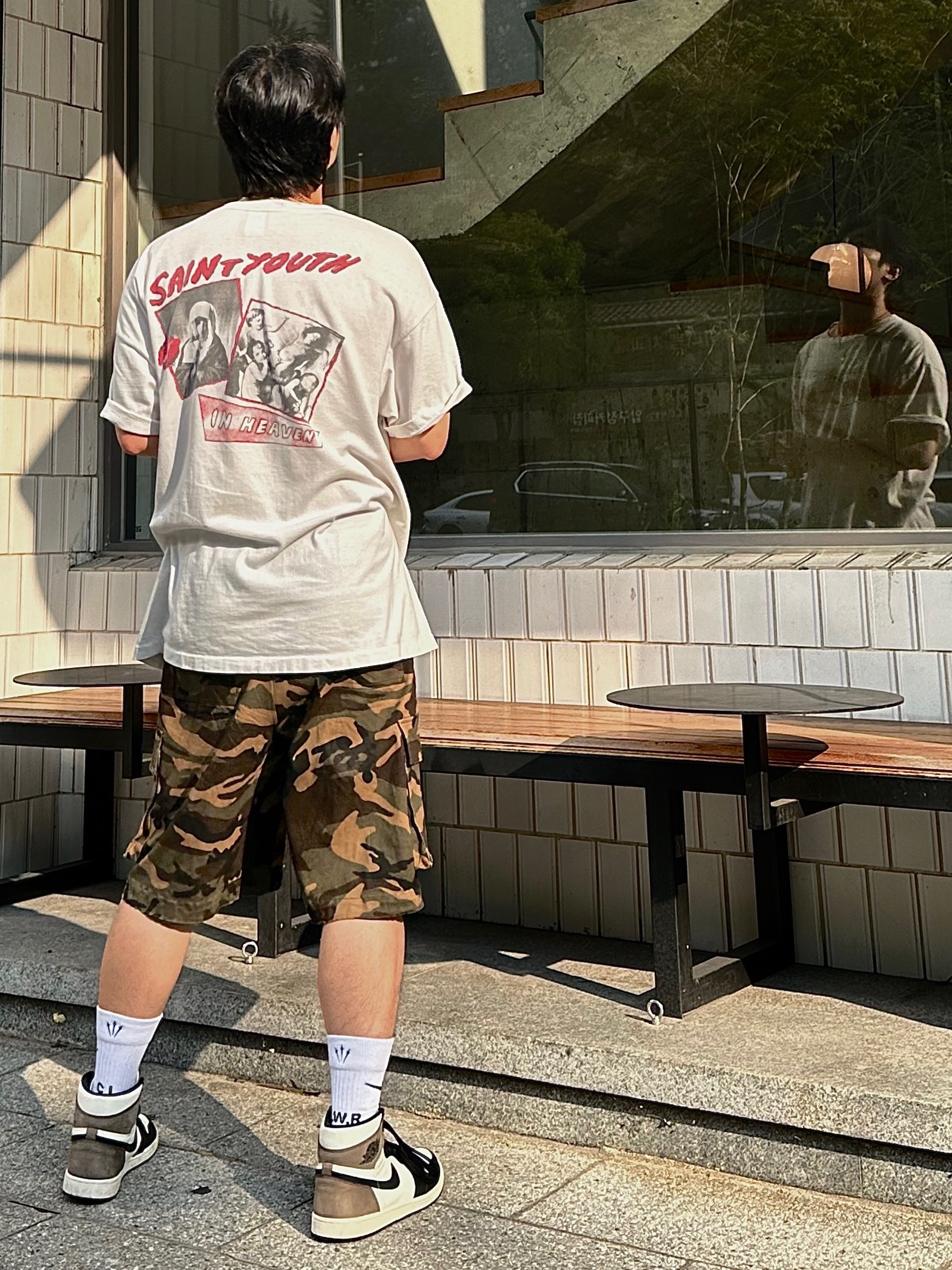 Jordan 1 Retro High OG Black Mocha, Saint Mxxxxxx In Heaven S/S T-Shirt White - 22SS 착용 스타일 - 2