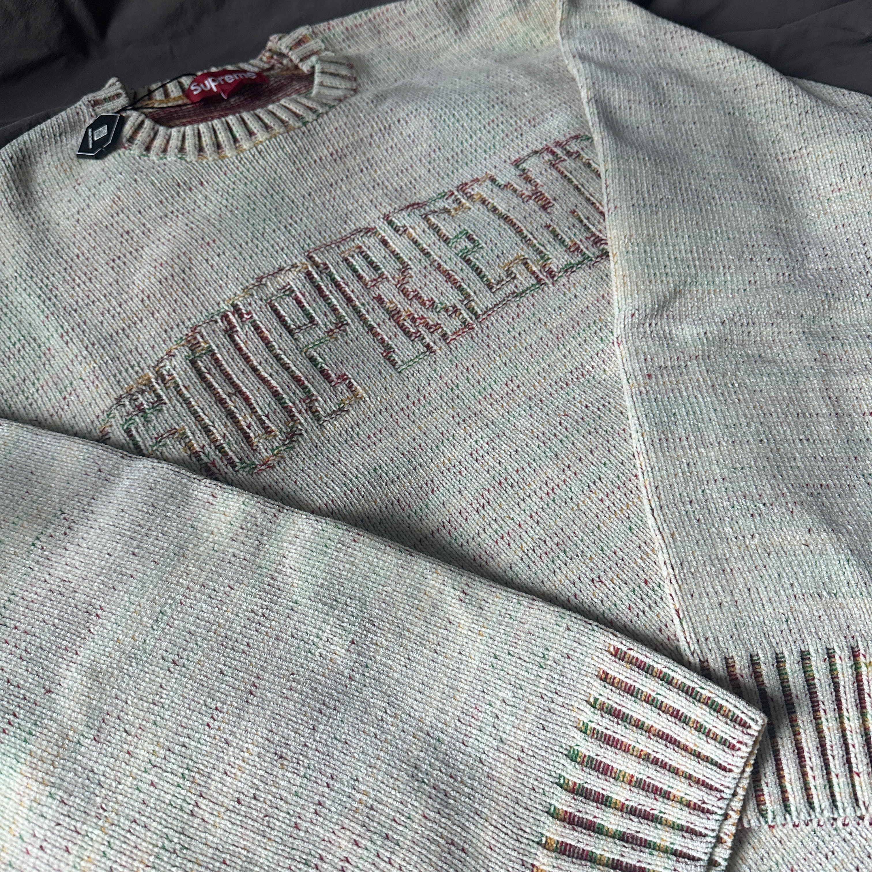 Supreme Contrast Arc Sweater White - 24SS 착용 스타일