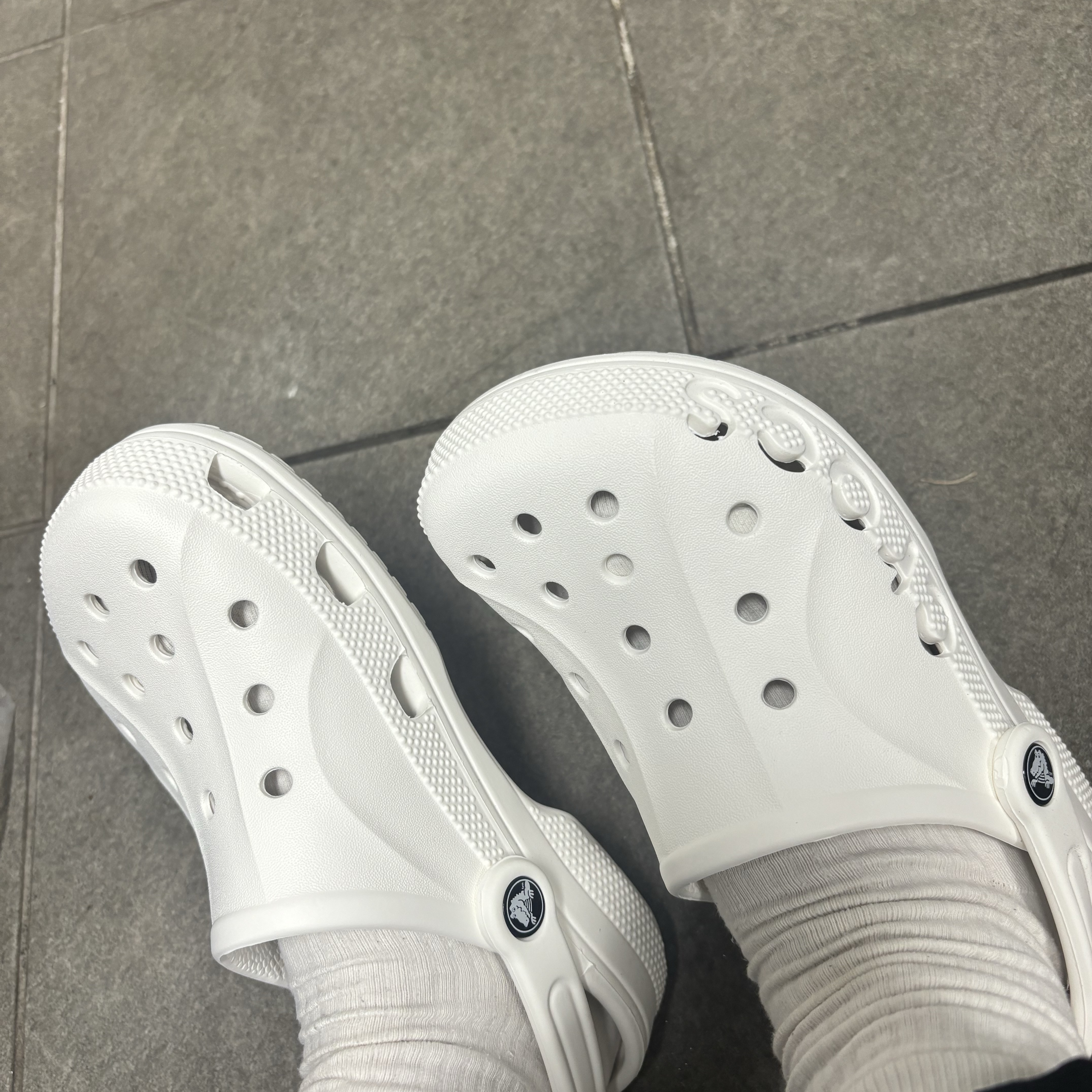 Crocs Baya Clog White 착용 스타일 - 1