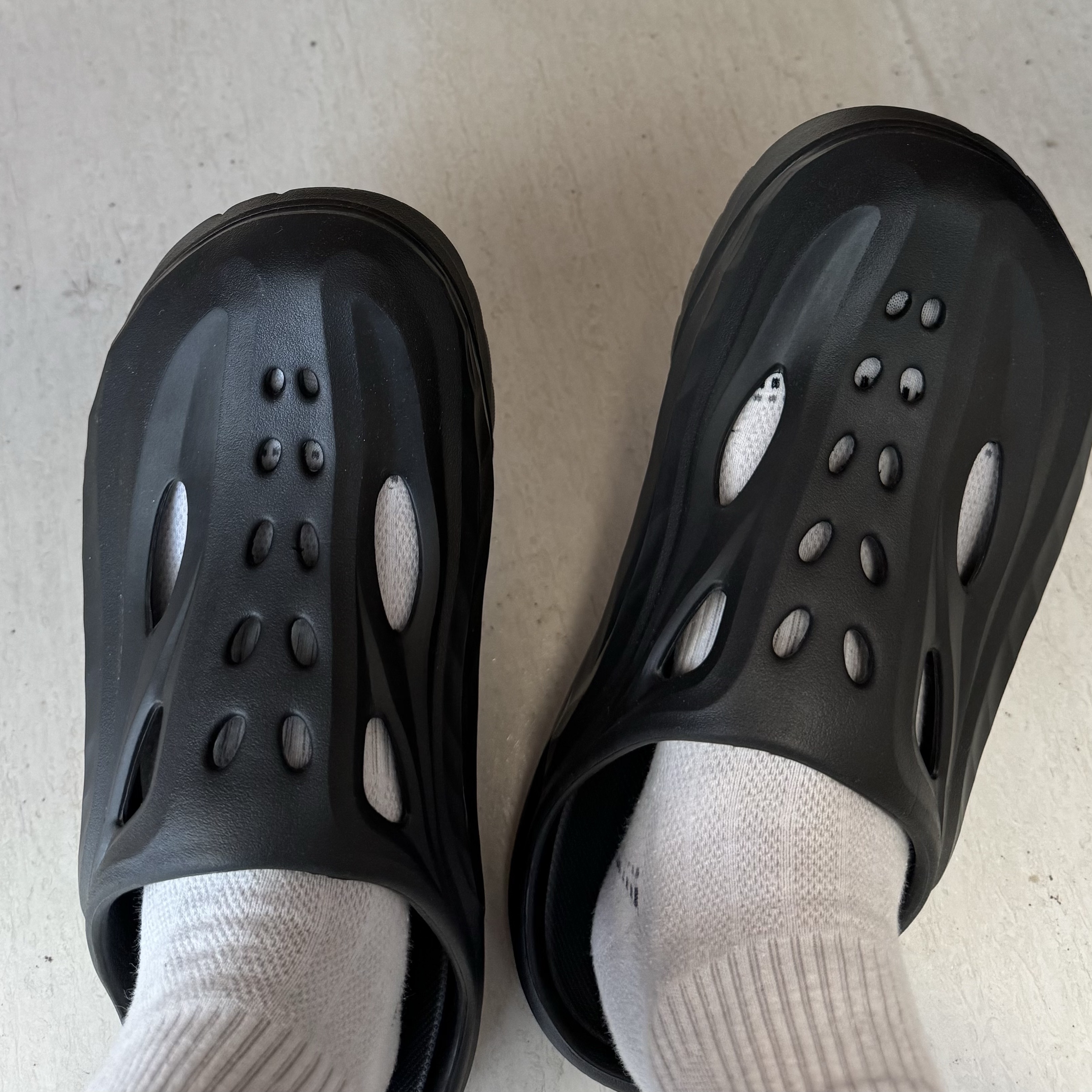 Hoka Ora Recovery Mule Black 착용 스타일