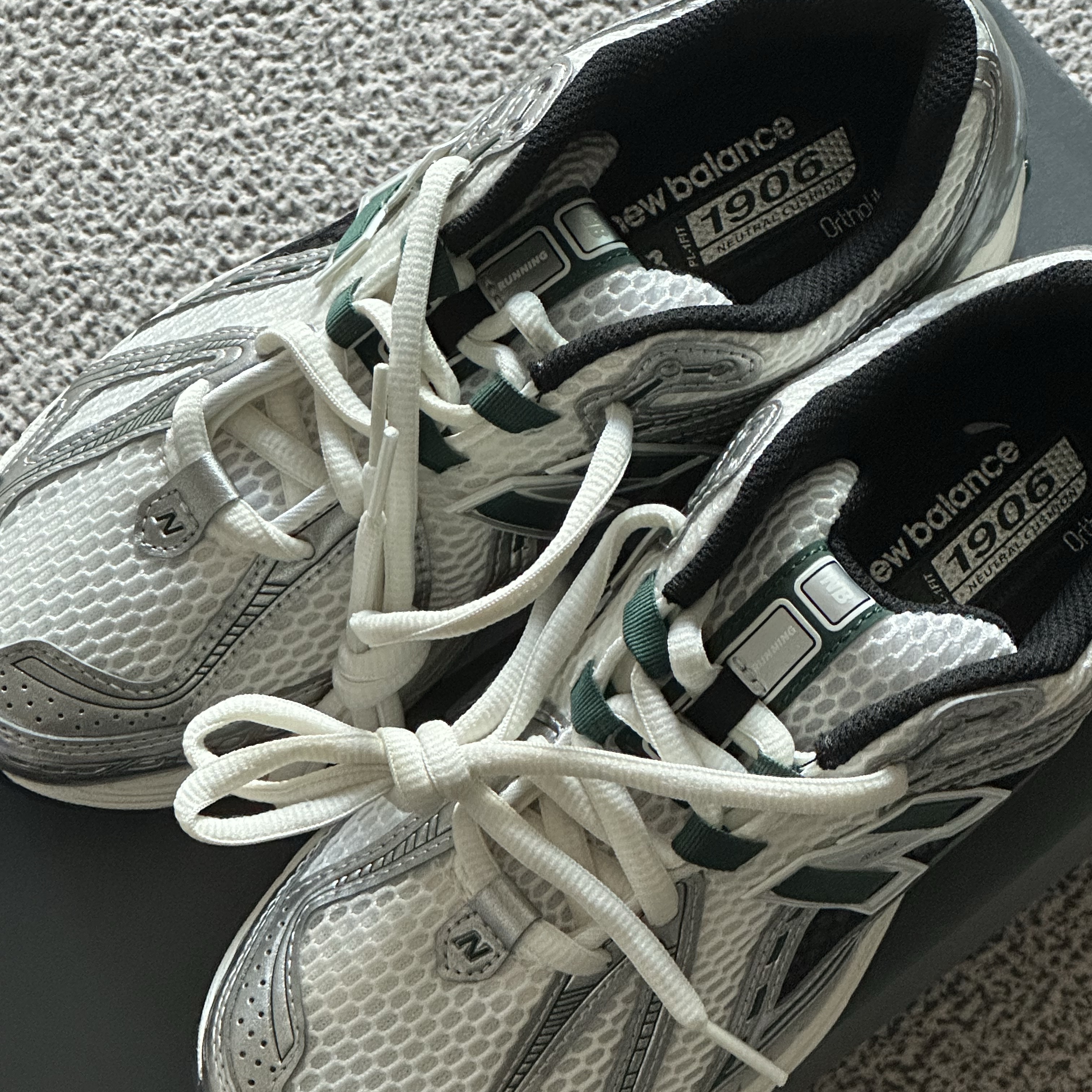 New Balance 1906R Silver Metallic Green 착용 스타일