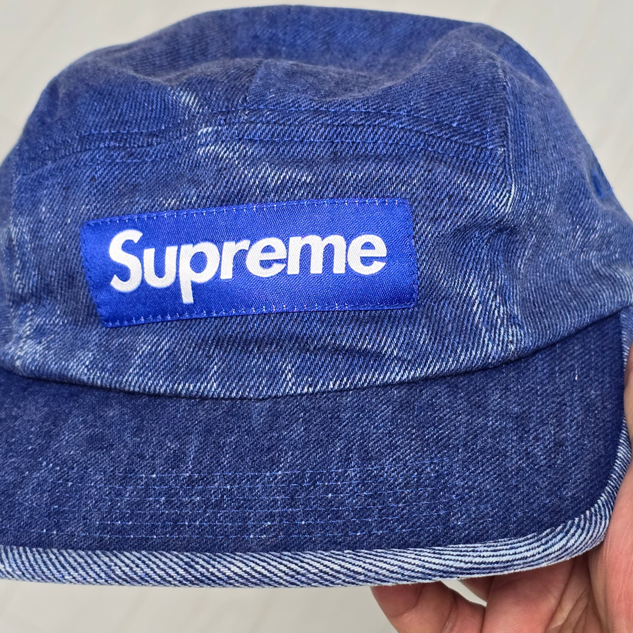 Supreme Coated Denim Camp Cap Royal - 24SS, Supreme Pigment 2-Tone Camp Cap Red - 24SS 착용 스타일 - 4