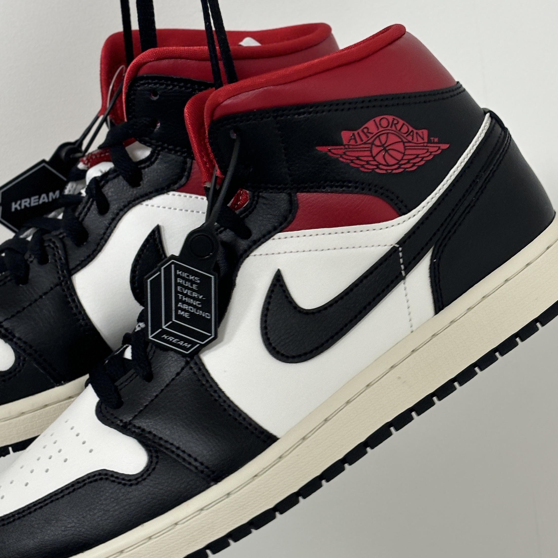 (W) Jordan 1 Mid Black Gym Red 착용 스타일 - 1