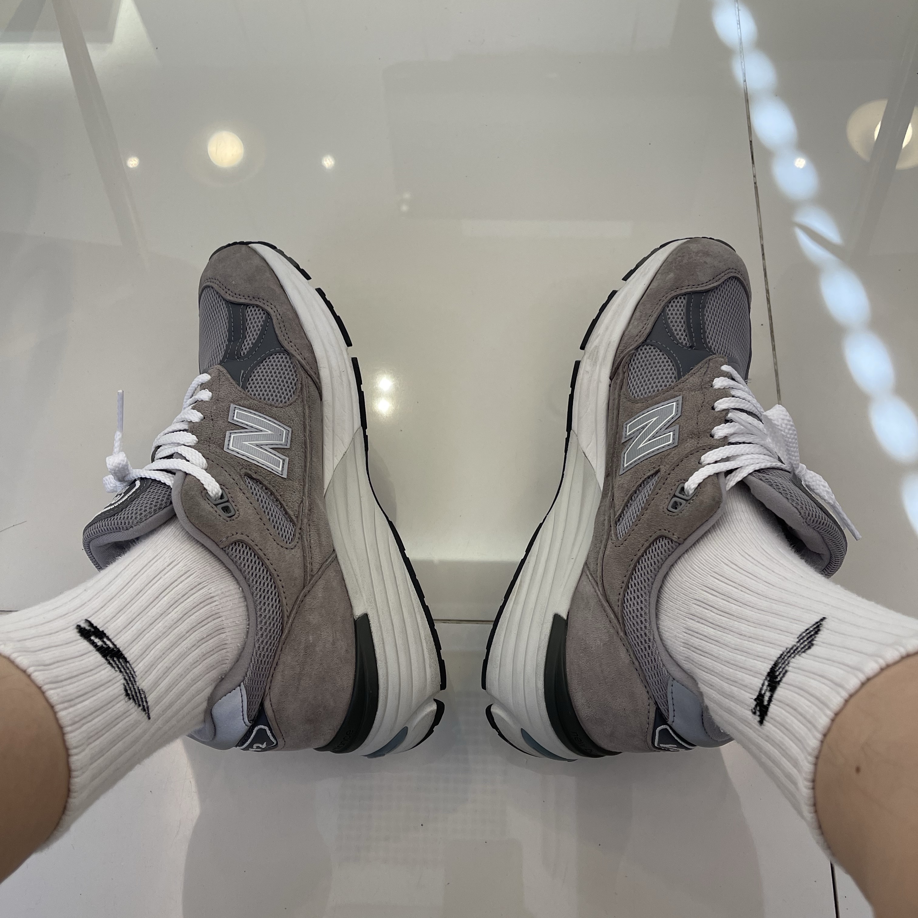 New Balance 991v2 Made in UK Rock Ridge Alloy Silver 착용 스타일
