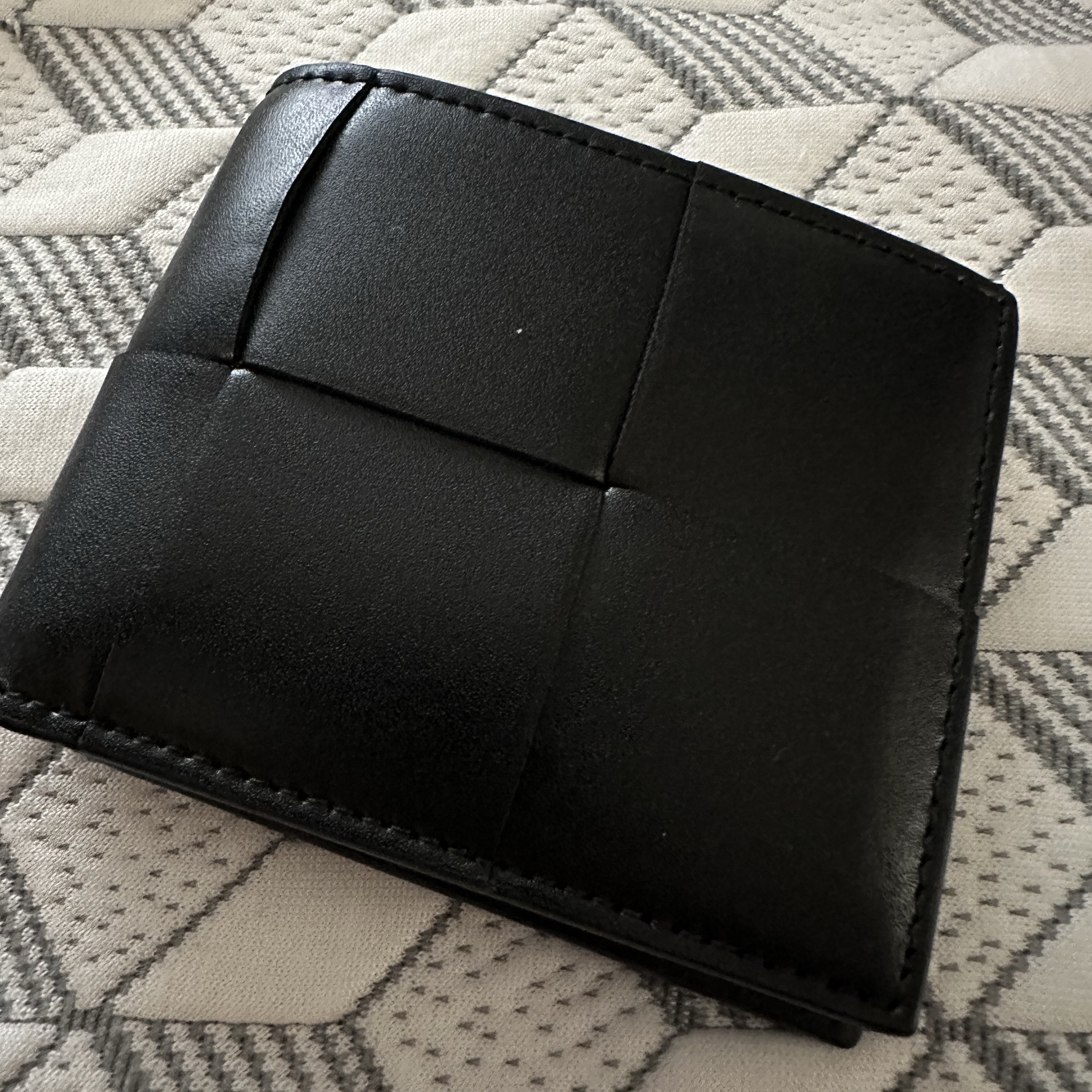 Bottega Veneta Bi-Fold Wallet Black 착용 스타일 - 1
