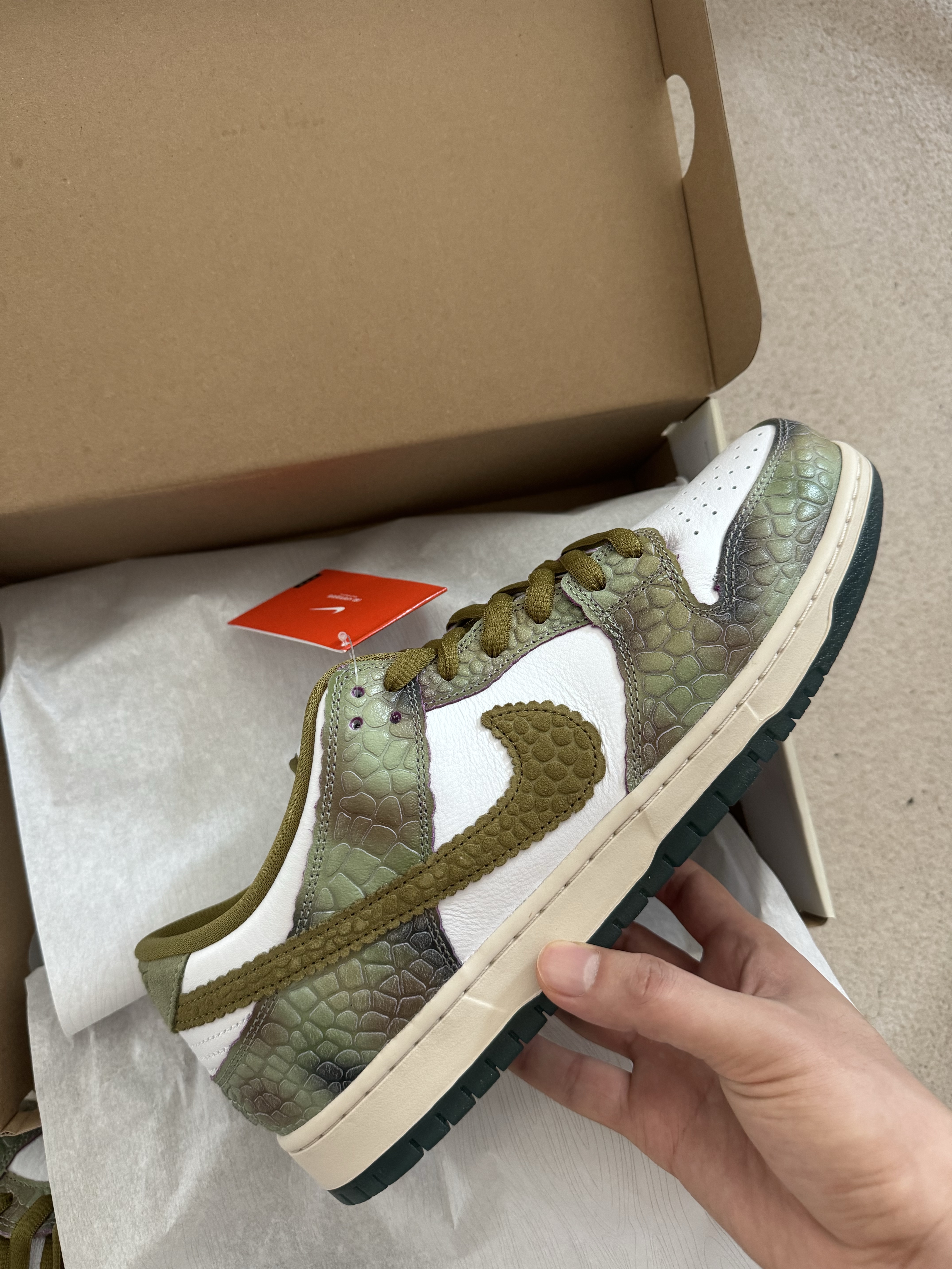 Nike x Alexis Sablone SB Dunk Low Pro White and Pacific Moss 착용 스타일 - 3
