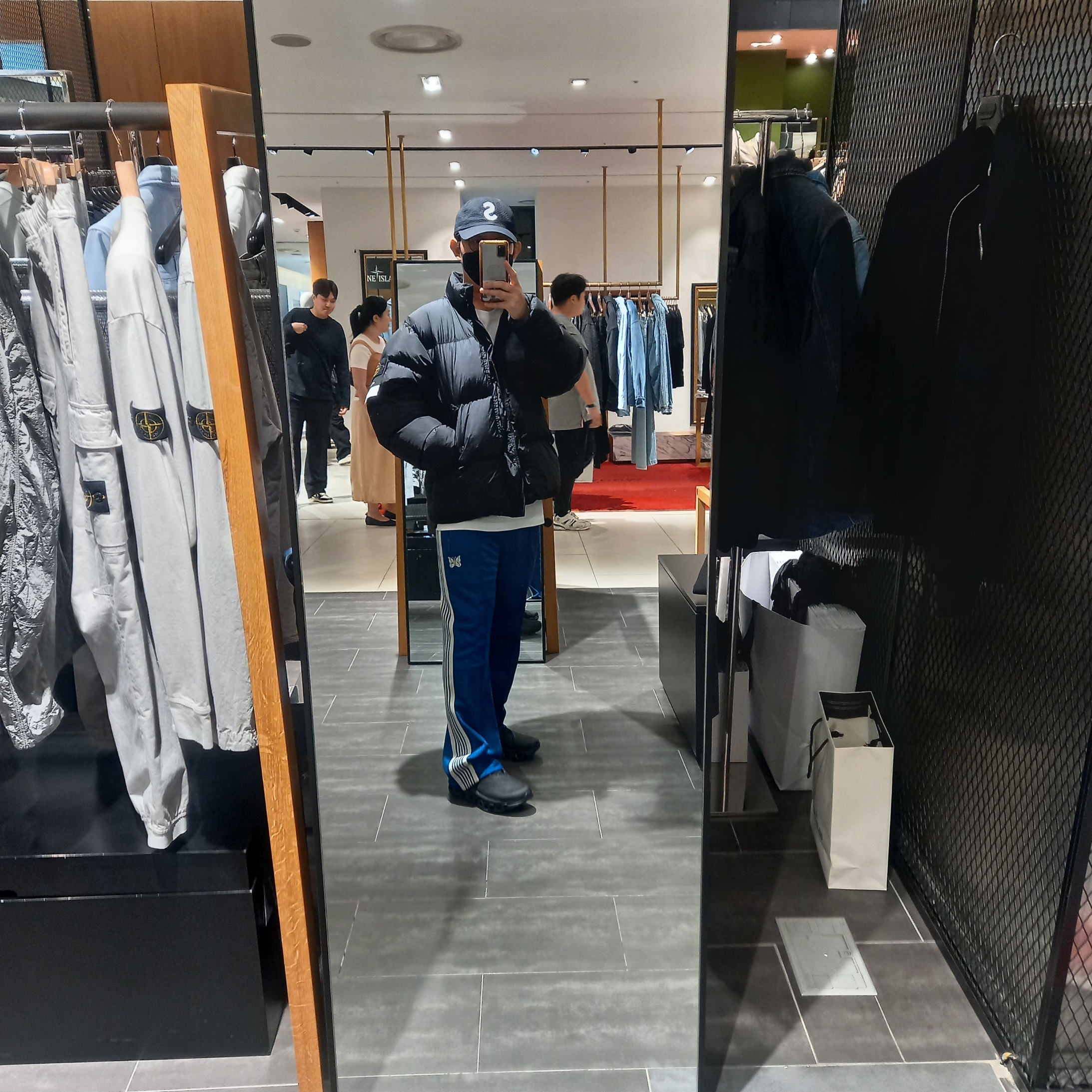 Stone Island 40123 Garment Dyed Crinkle Reps R-NY Down Jacket Grey - 24FW, Supreme Seersucker S Logo 6-Panel Black - 24SS 착용 스타일 - 4