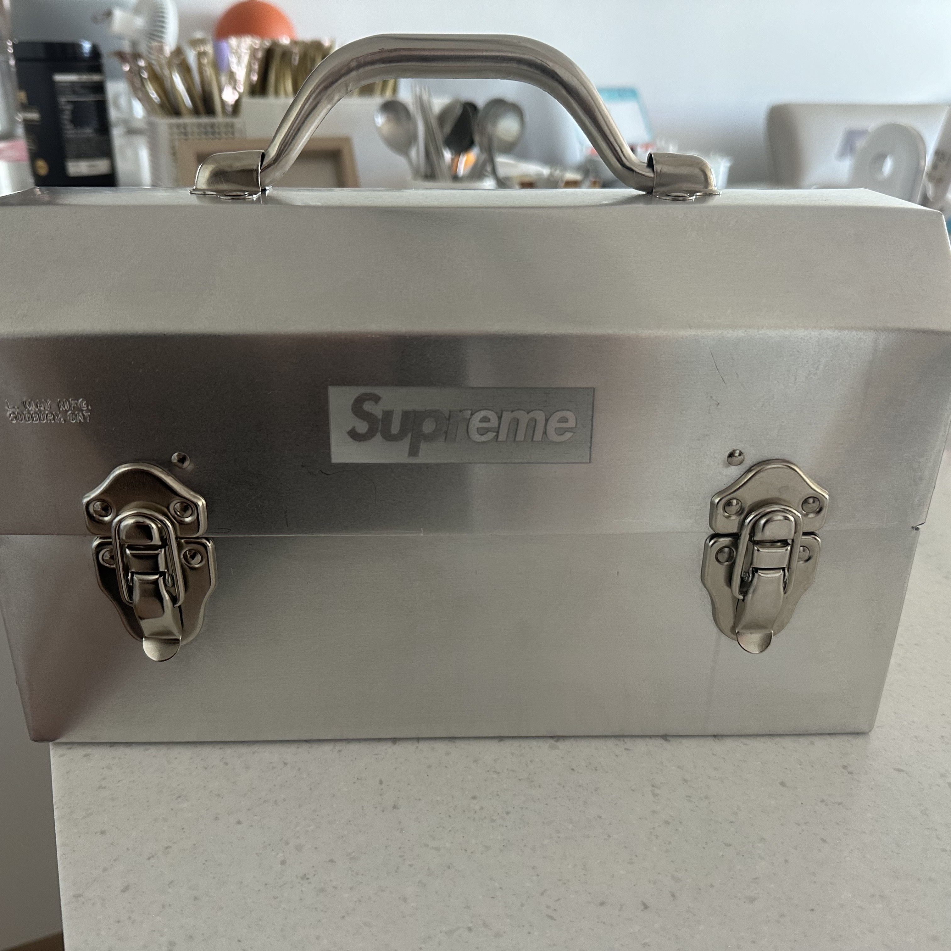 Supreme x L. May MFG Inc. Miner's Lunchbox Silver - 24FW 착용 스타일 - 1