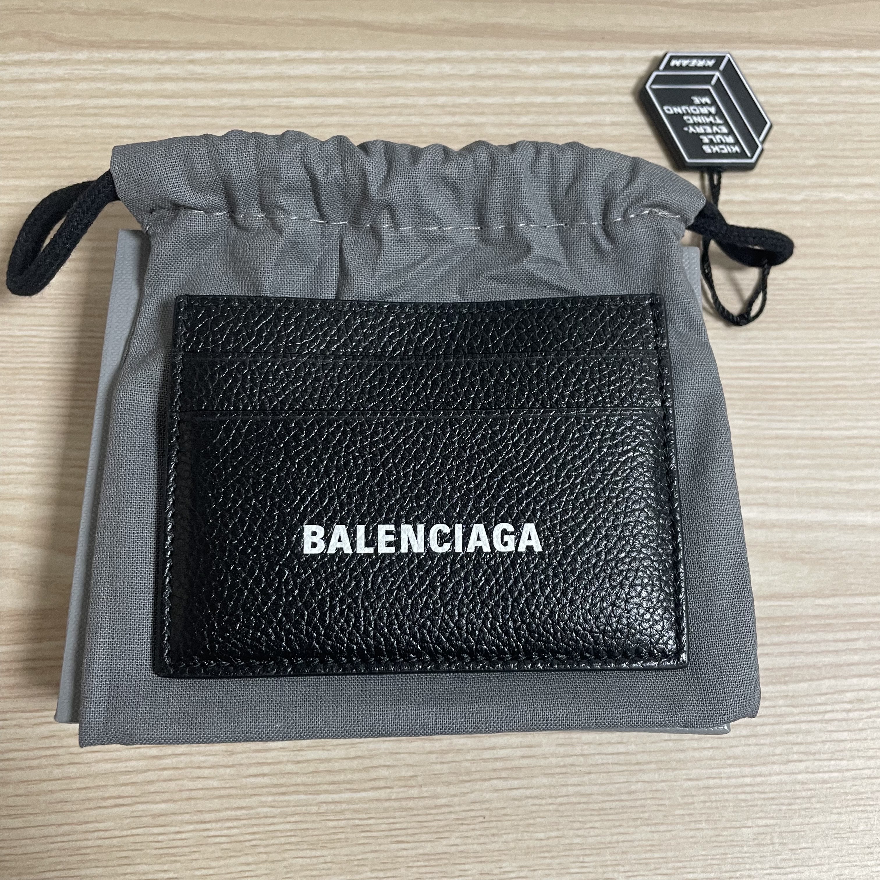 Balenciaga Cash Card Holder Black 착용 스타일