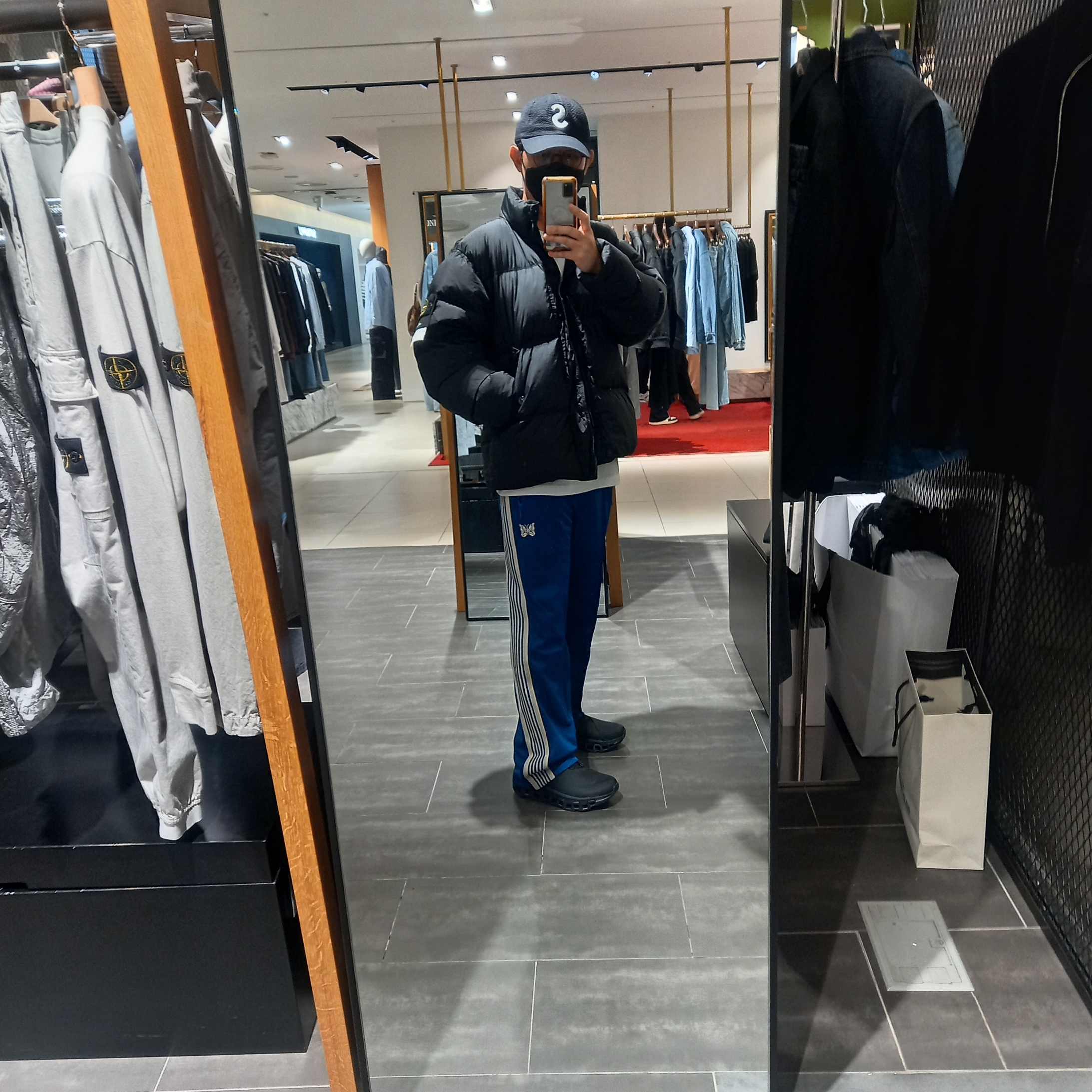Stone Island 40123 Garment Dyed Crinkle Reps R-NY Down Jacket Grey - 24FW, Supreme Seersucker S Logo 6-Panel Black - 24SS 착용 스타일 - 3