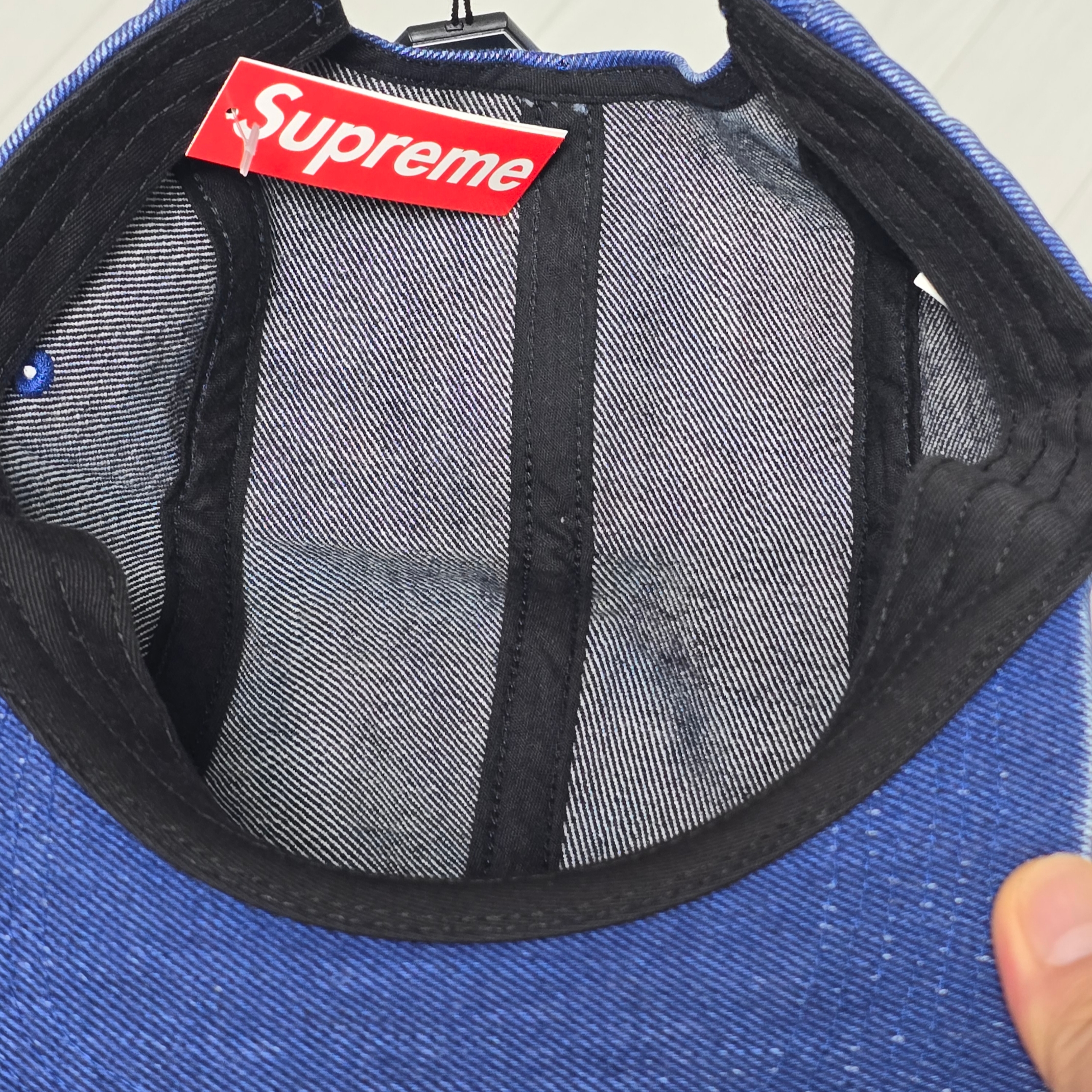 Supreme Coated Denim Camp Cap Royal - 24SS, Supreme Pigment 2-Tone Camp Cap Red - 24SS 착용 스타일 - 3