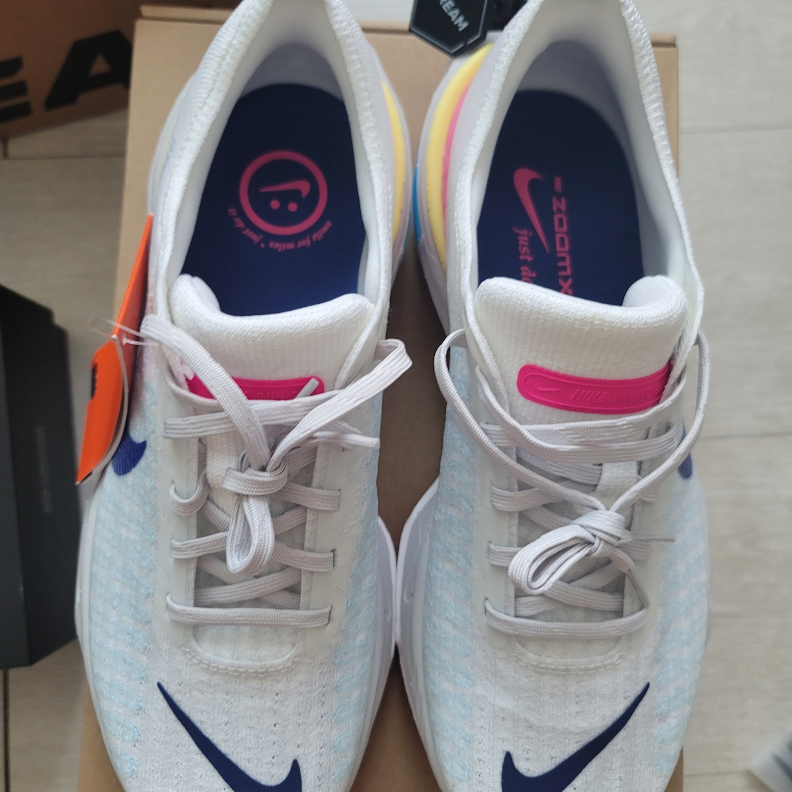 Nike ZoomX Invincible Run Flyknit 3 Fierce Pink Deep Royal Blue 착용 스타일 - 3