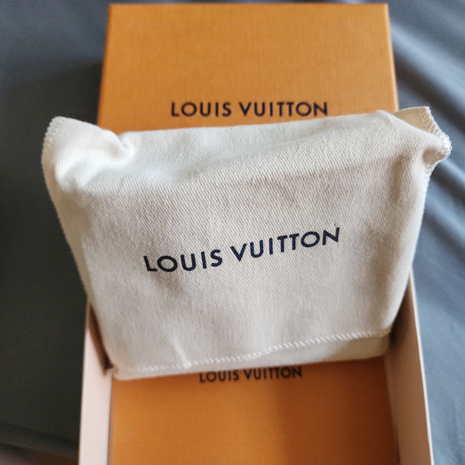 Louis Vuitton Multiple Wallet Monogram Eclipse 착용 스타일 - 1