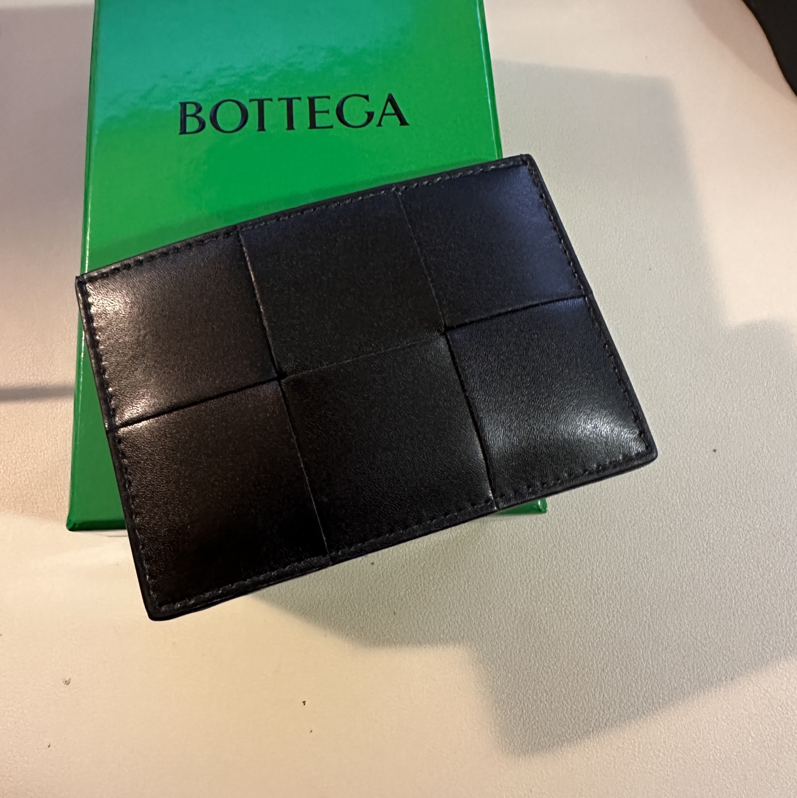 Bottega Veneta Credit Card Case Calfskin Black 착용 스타일