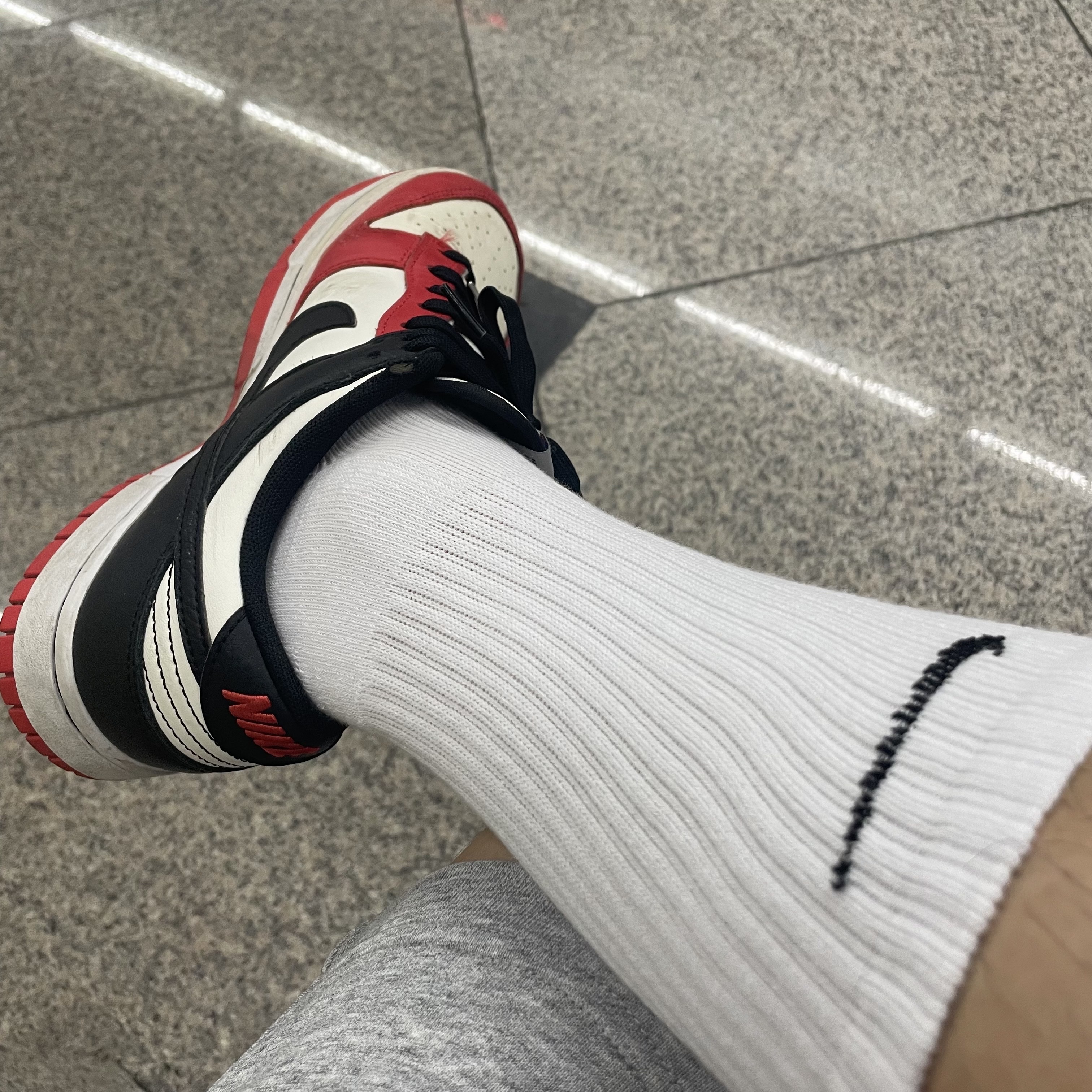 Nike x NBA Dunk Low Retro EMB Black and Chile Red 착용 스타일