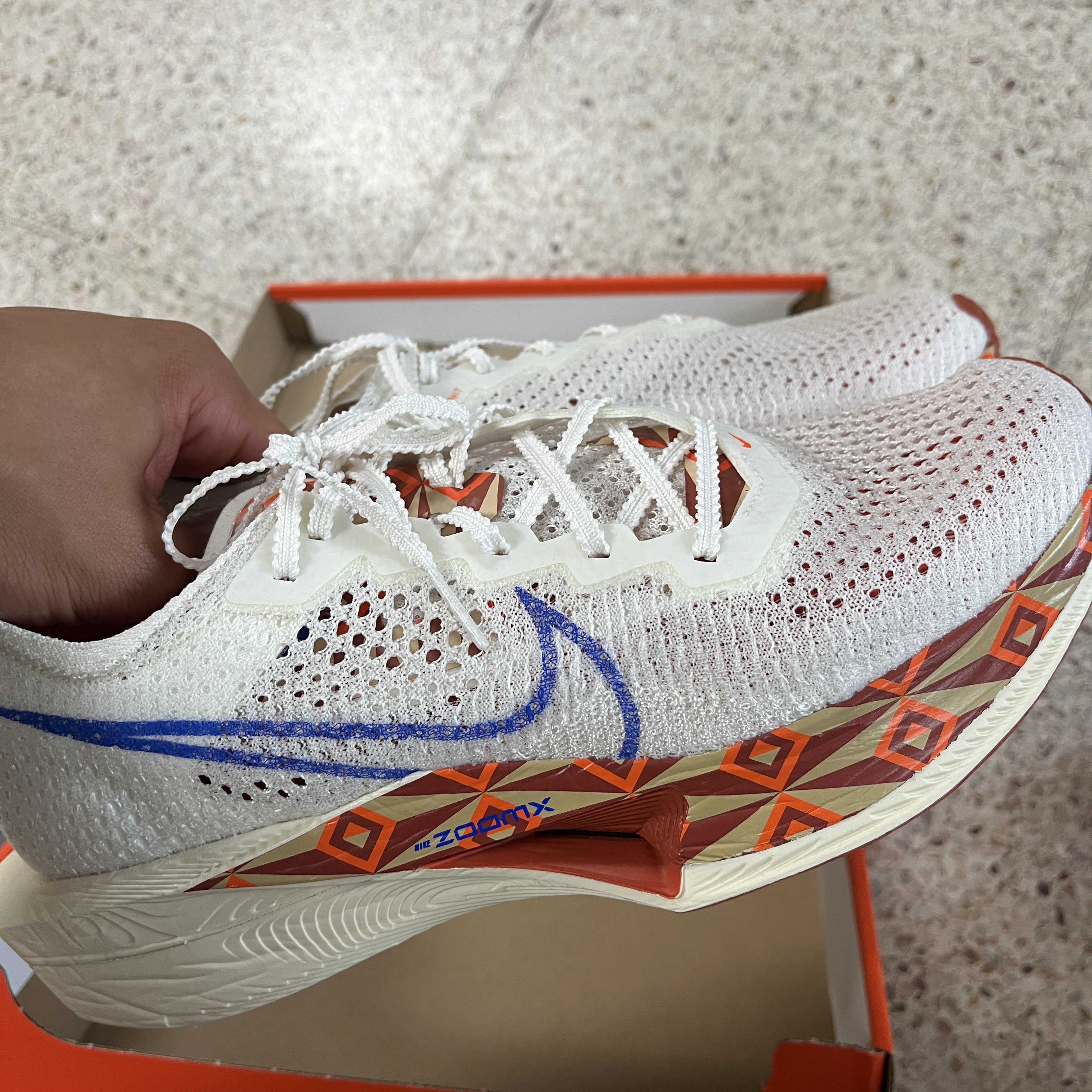 Nike ZoomX Vaporfly Next% 3 PRM Sail Hyper Royal 착용 스타일