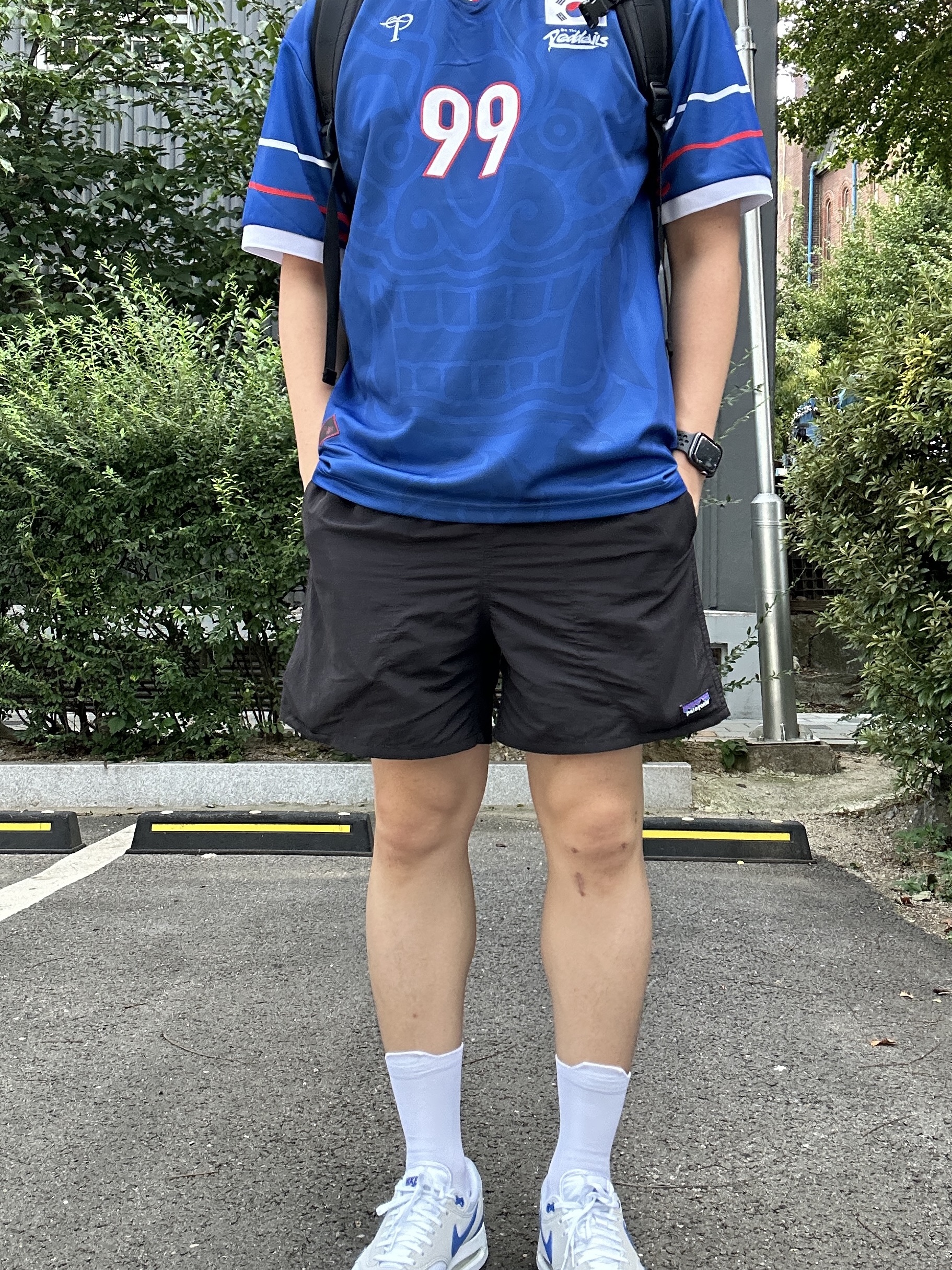 Over The Pitch x Red Devil 1999 Jersey Blue, Patagonia Baggies Shorts 5 Inch Black 착용 스타일 - 1