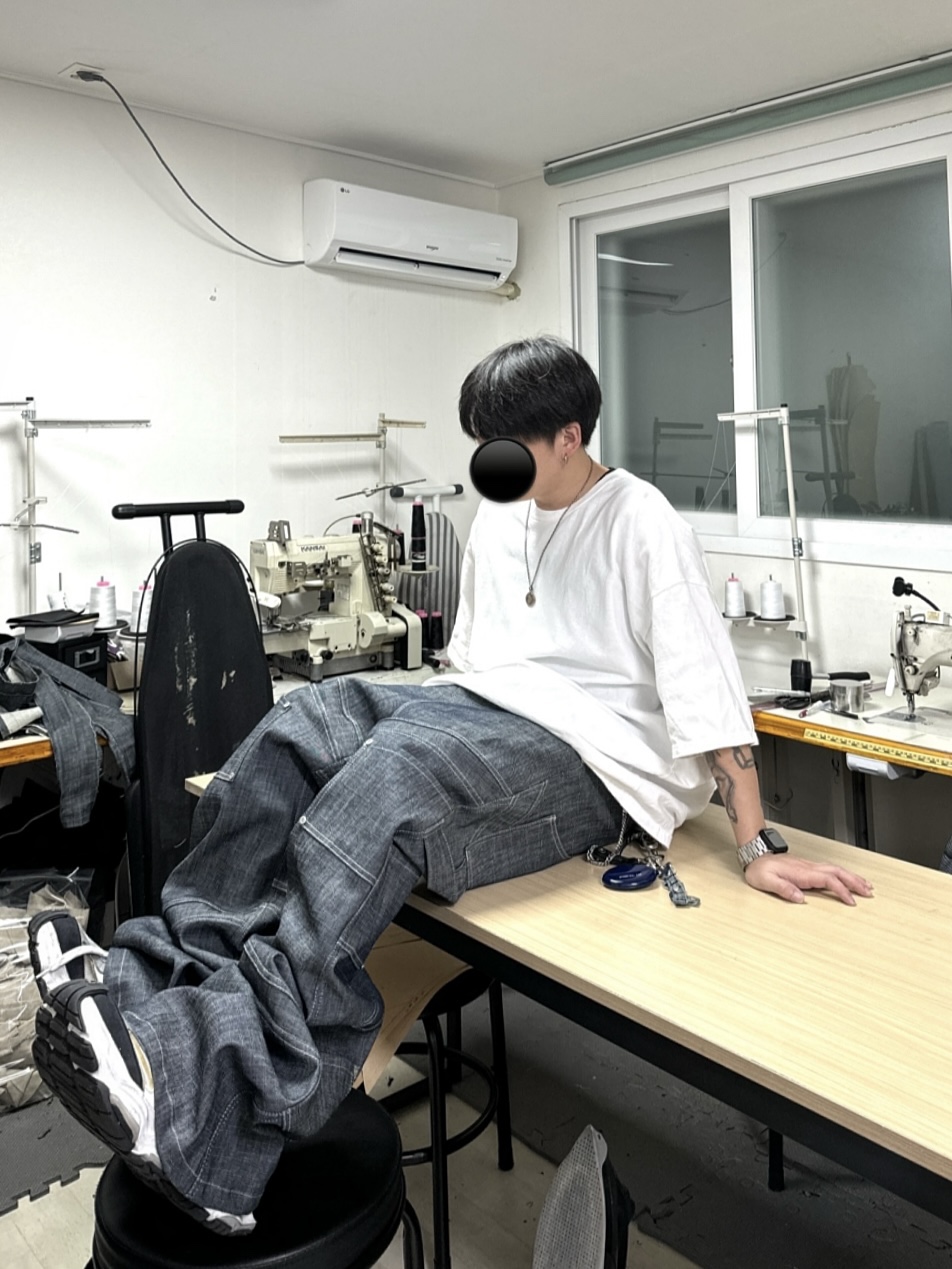 Balenciaga Cargo Sneakers White Grey 착용 스타일 - 2
