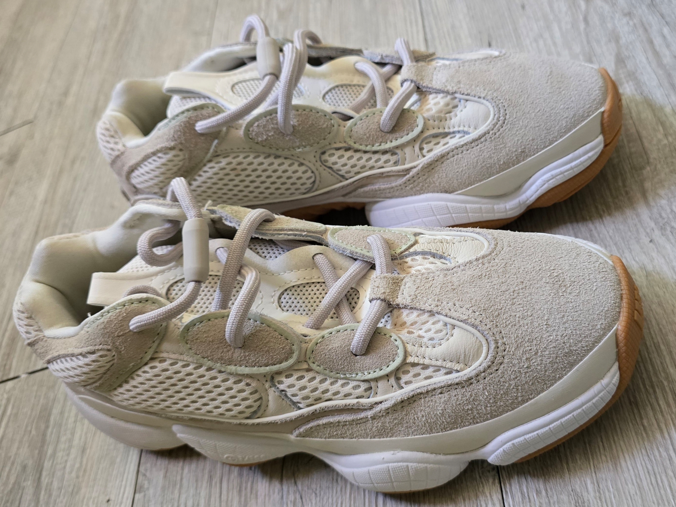 Adidas Yeezy 500 Stone Taupe 착용 스타일