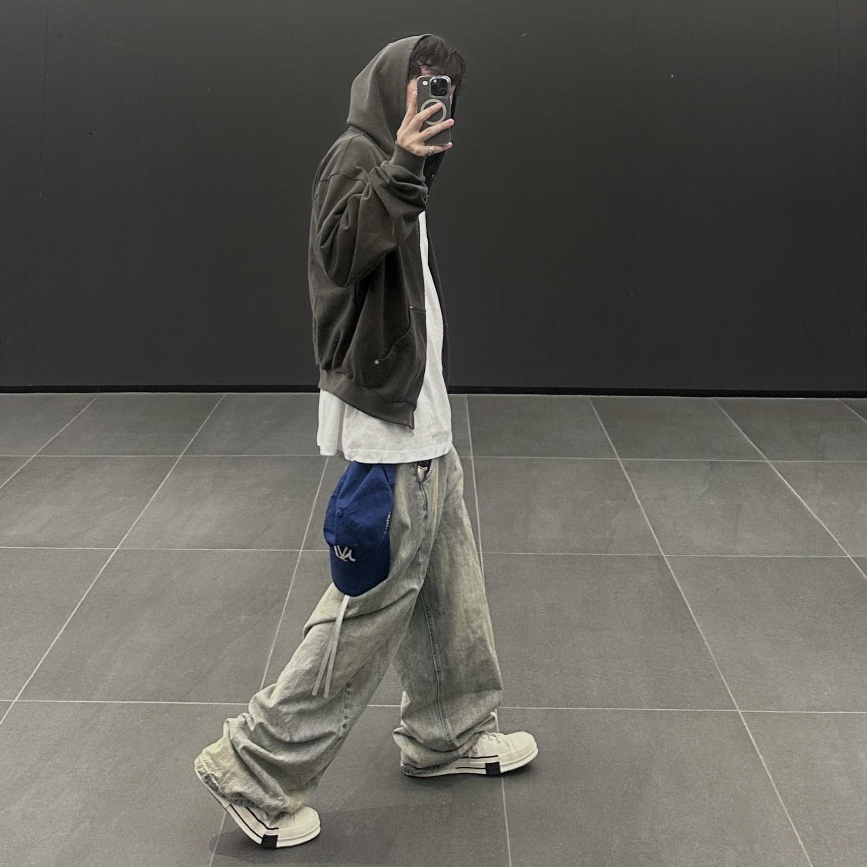 New Era x MoMA New York Yankees Cap Bright Royal, Converse x Drkshdw Drkstr Chuck 70 High Lily White 착용 스타일