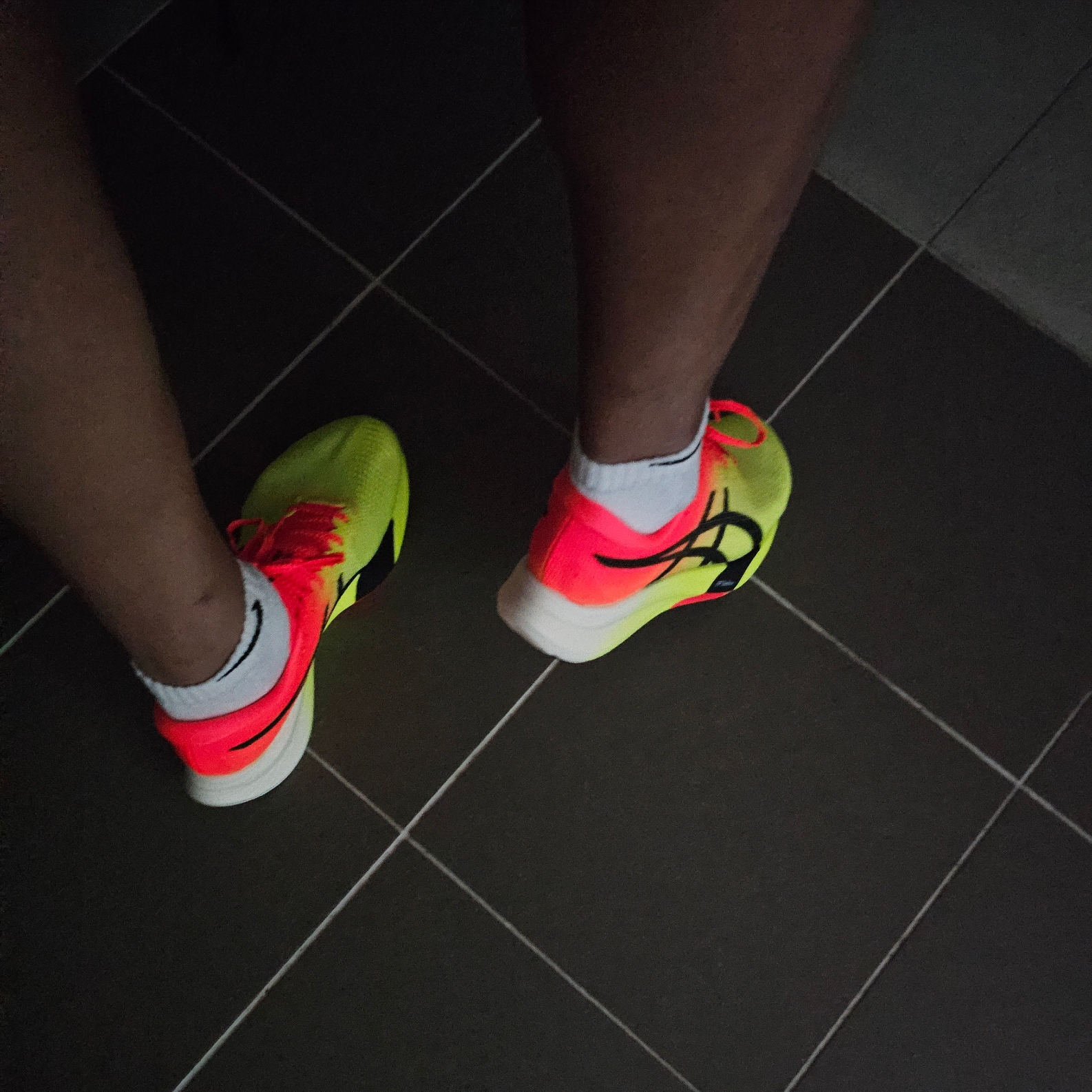 Asics Metaspeed Edge Paris Safety Yellow Black 착용 스타일 - 1