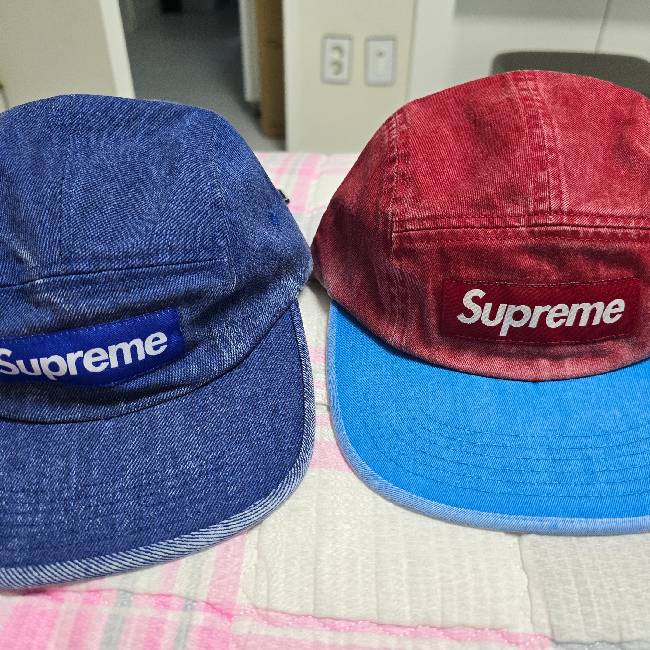 Supreme Coated Denim Camp Cap Royal - 24SS, Supreme Pigment 2-Tone Camp Cap Red - 24SS 착용 스타일 - 1