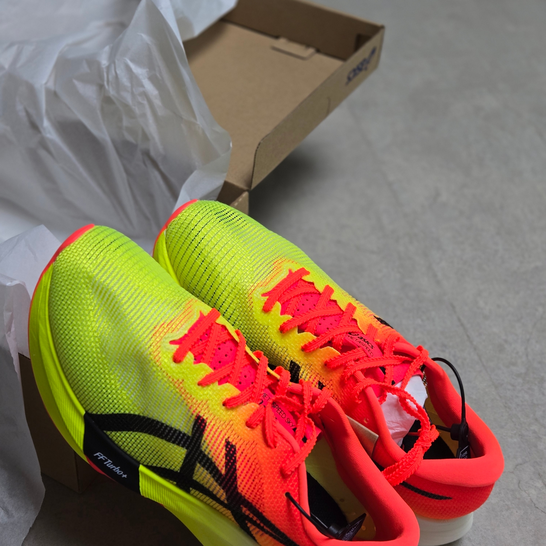 Asics Metaspeed Sky Paris Safety Yellow Black 착용 스타일 - 1