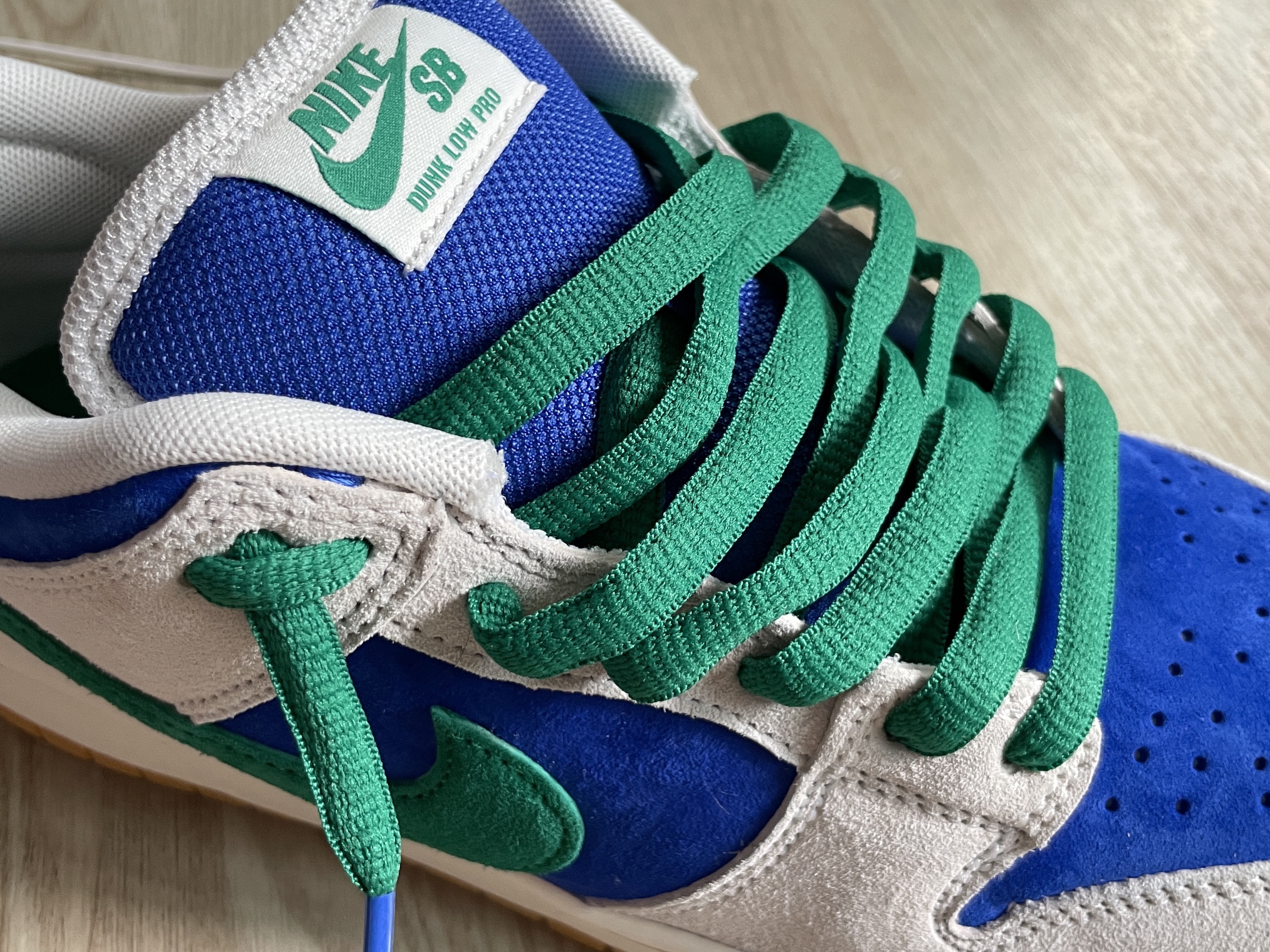 Nike SB Dunk Low Pro Phantom and Hyper Royal 착용 스타일 - 5
