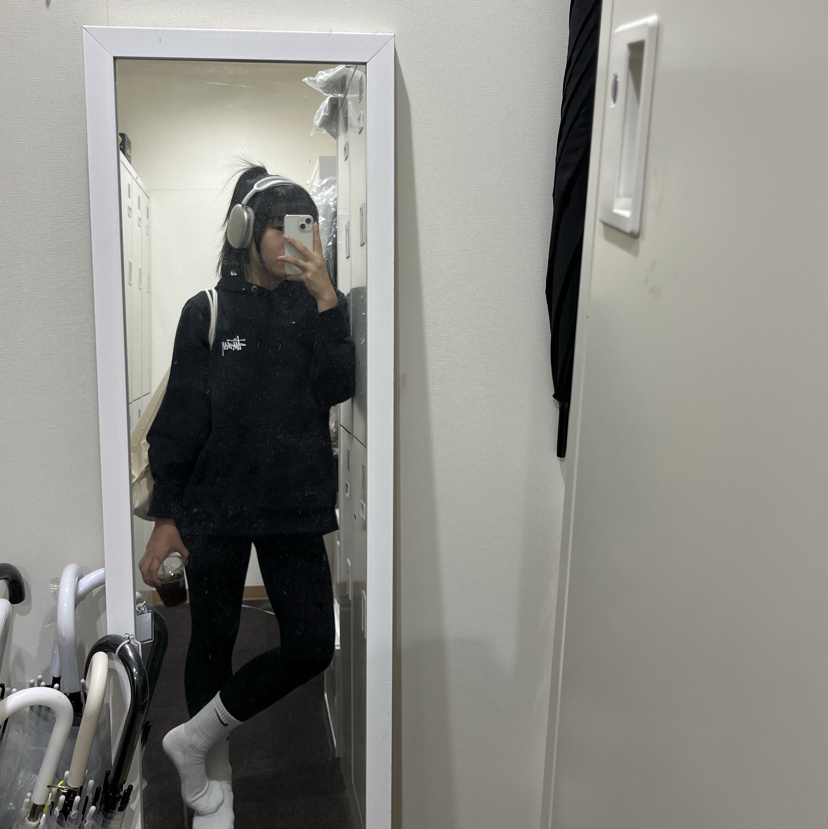 Stussy Basic Stussy Hoodie Black, Apple AirPods Max Lightning Silver (Korean Ver.) 착용 스타일