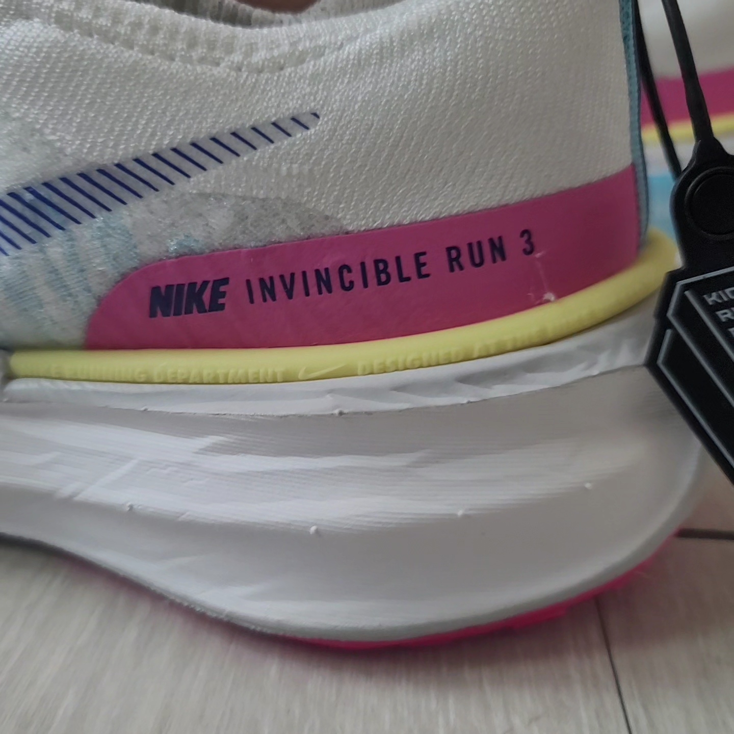 Nike ZoomX Invincible Run Flyknit 3 Fierce Pink Deep Royal Blue 착용 스타일 - 1