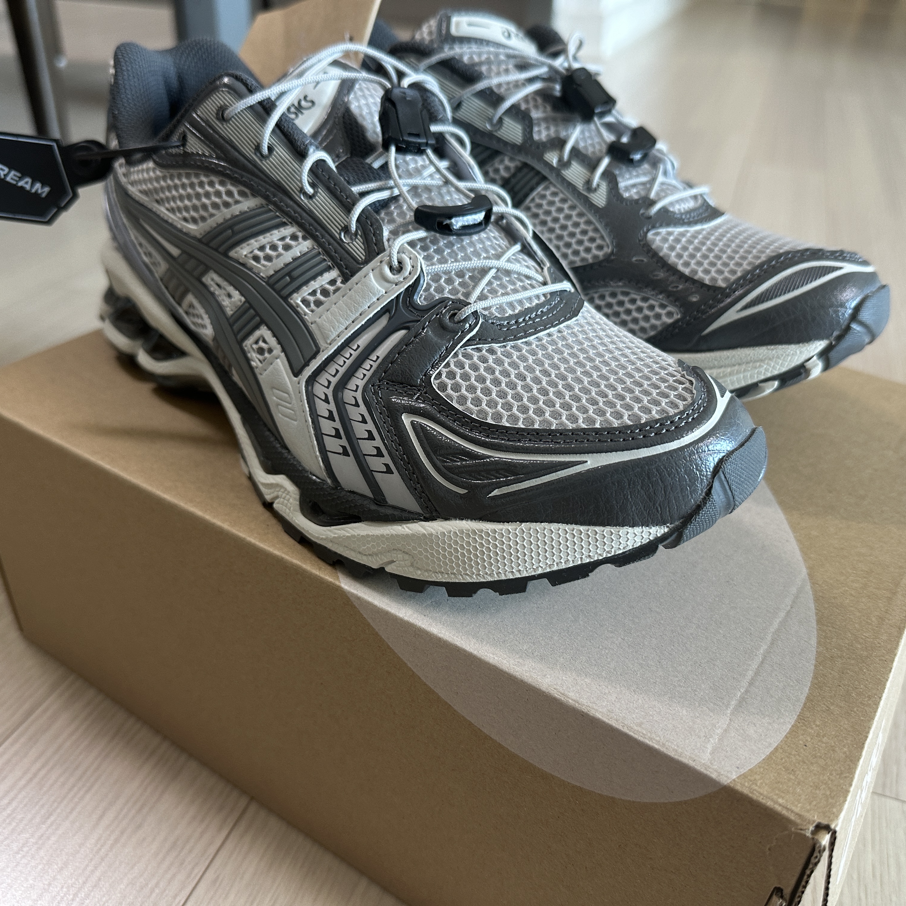 Asics Unlimited Gel-Kayano 14 Oyster Grey Clay Grey 착용 스타일