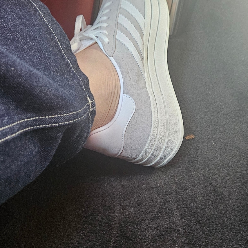 (W) Adidas Gazelle Bold Grey Cloud White 착용 스타일