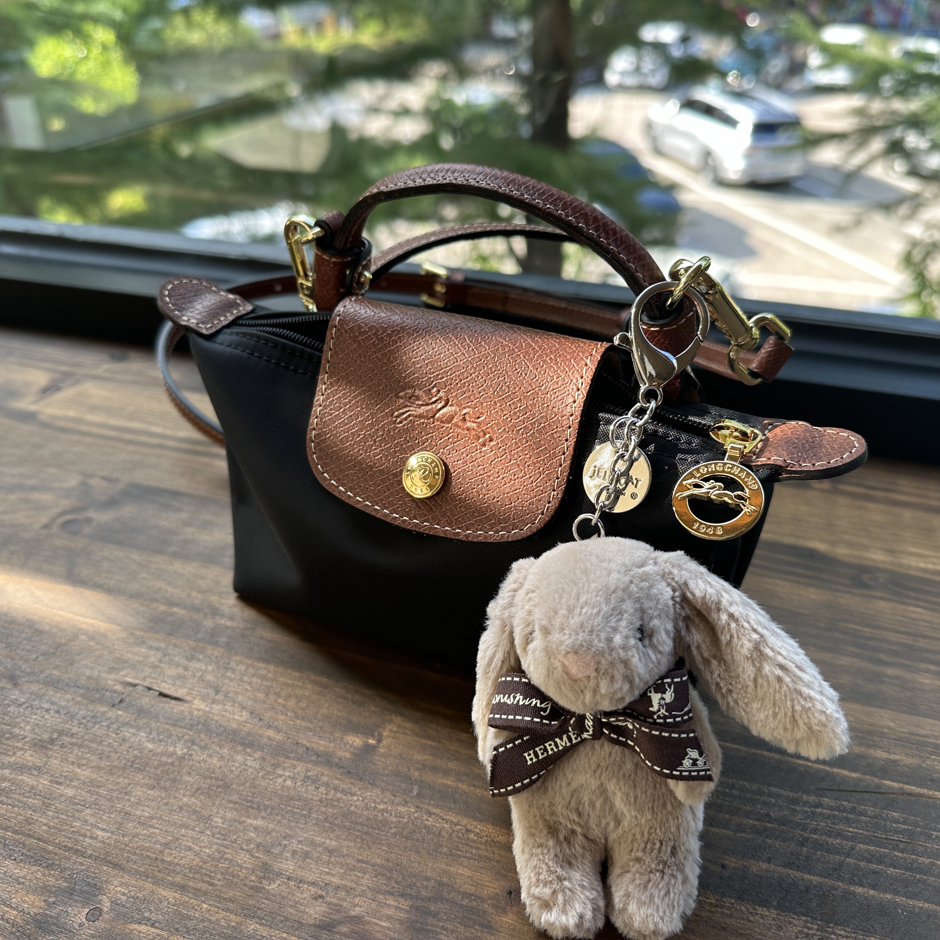 Longchamp Le Pliage Original Handle Pouch Black, Jellycat Bashful Bunny Bag Charm Beige 착용 스타일