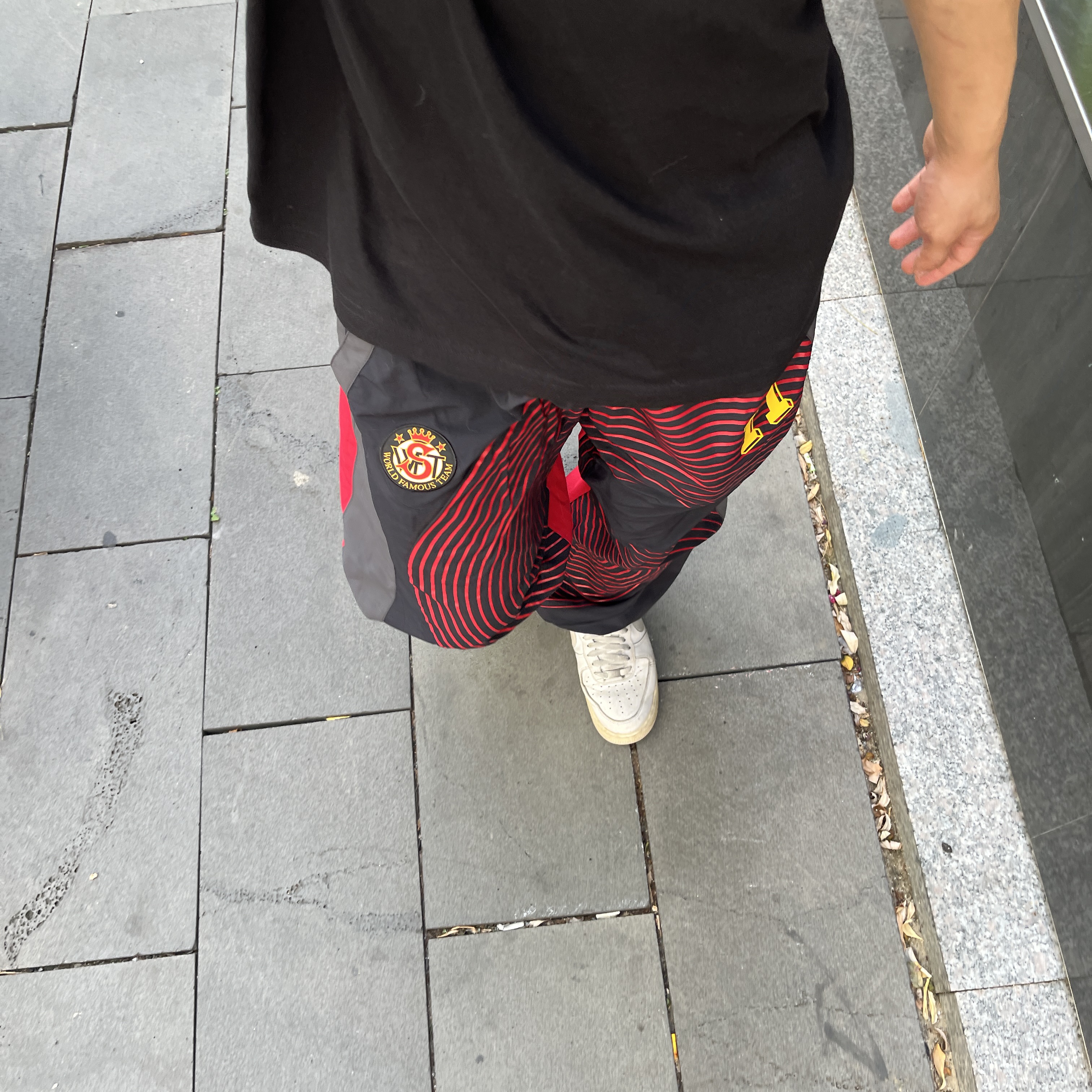 Supreme S Logo Track Pants Black - 24FW, Corteiz Reflective Alcatraz T-Shirt New Blank Triple Black 착용 스타일 - 2