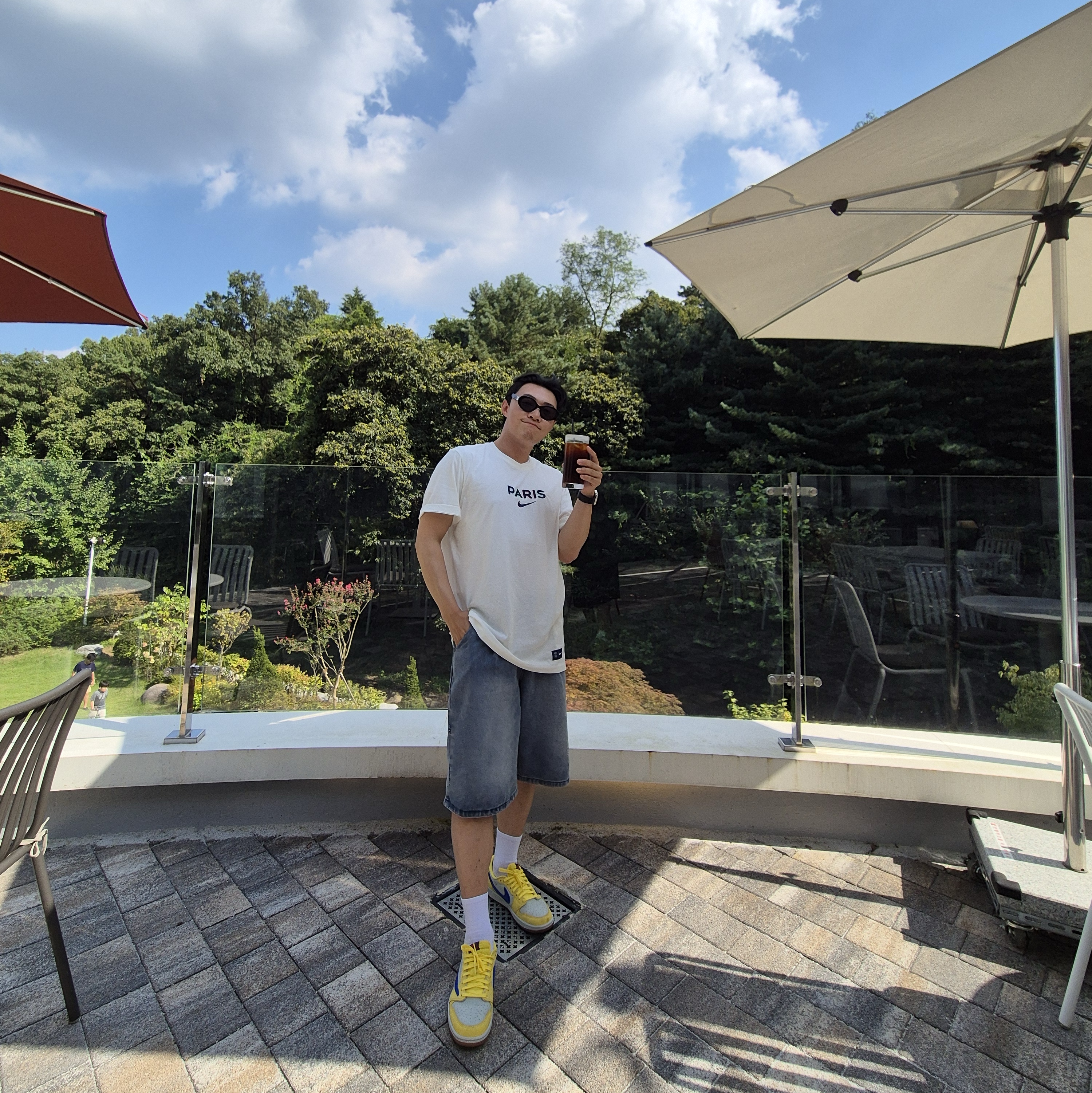 (W) Jordan 1 x Travis Scott Retro Low OG SP Canary, (W) Celine Triomphe 01 Sunglasses in Acetate White 착용 스타일