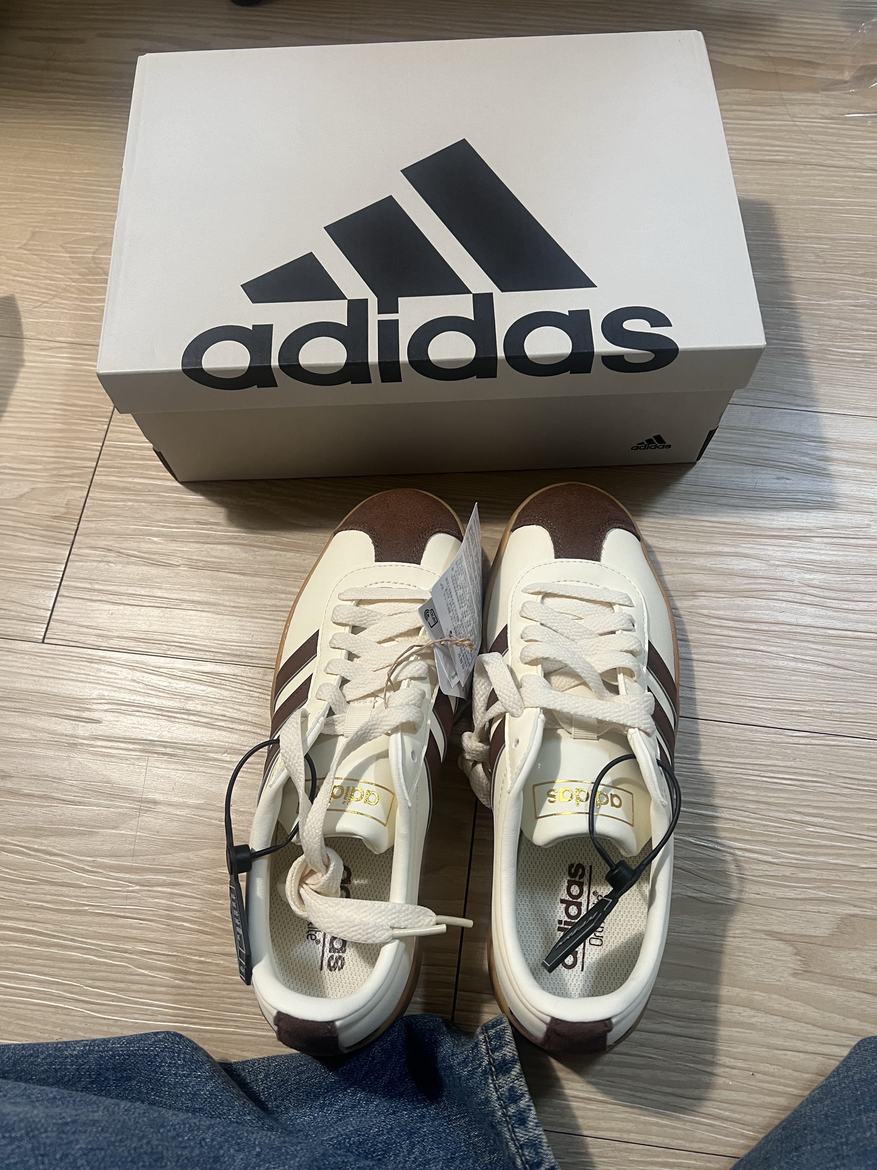 Adidas VL Court 2.0 Cream Brown 착용 스타일 - 2