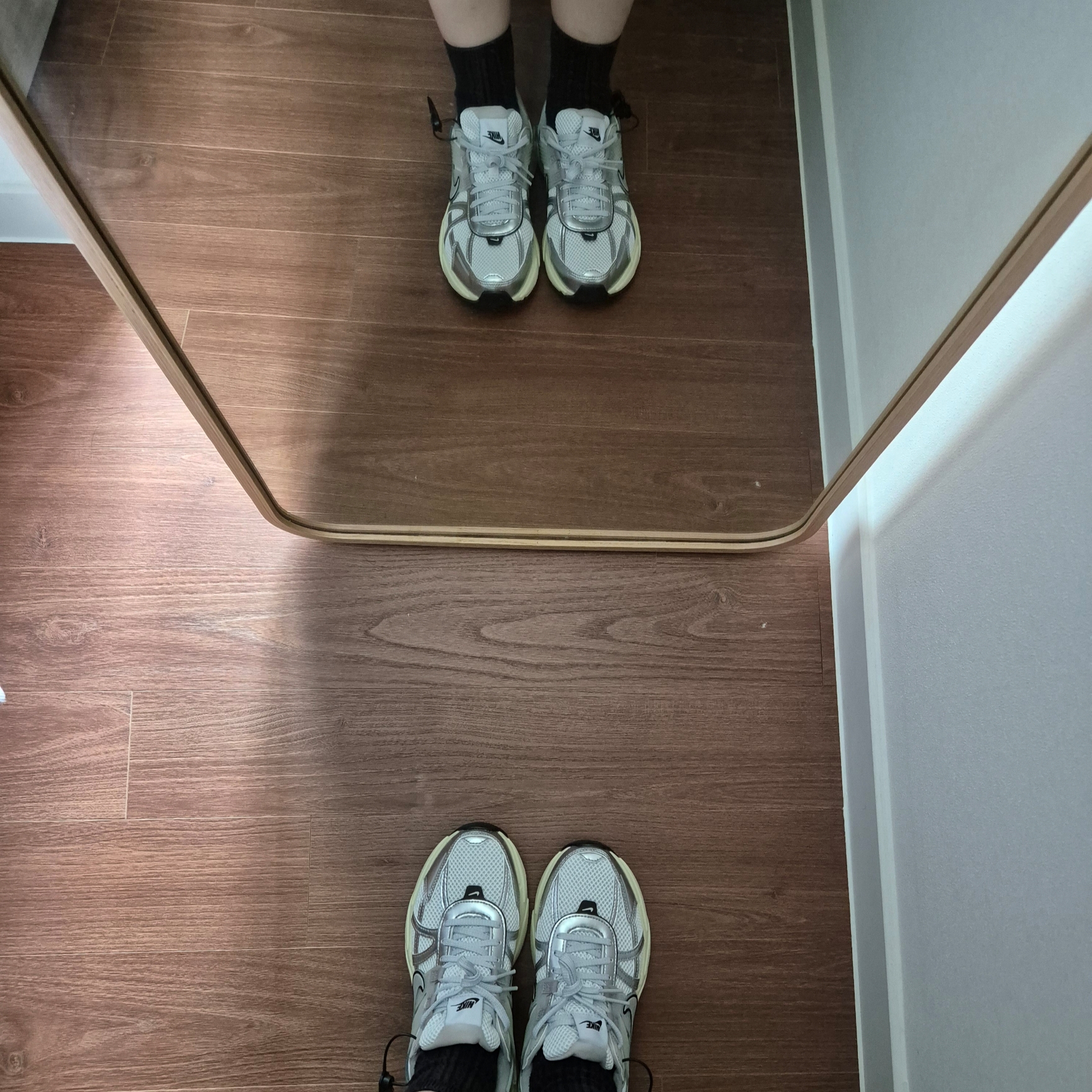 Nike V2K Run Summit White Metallic Silver 착용 스타일 - 1